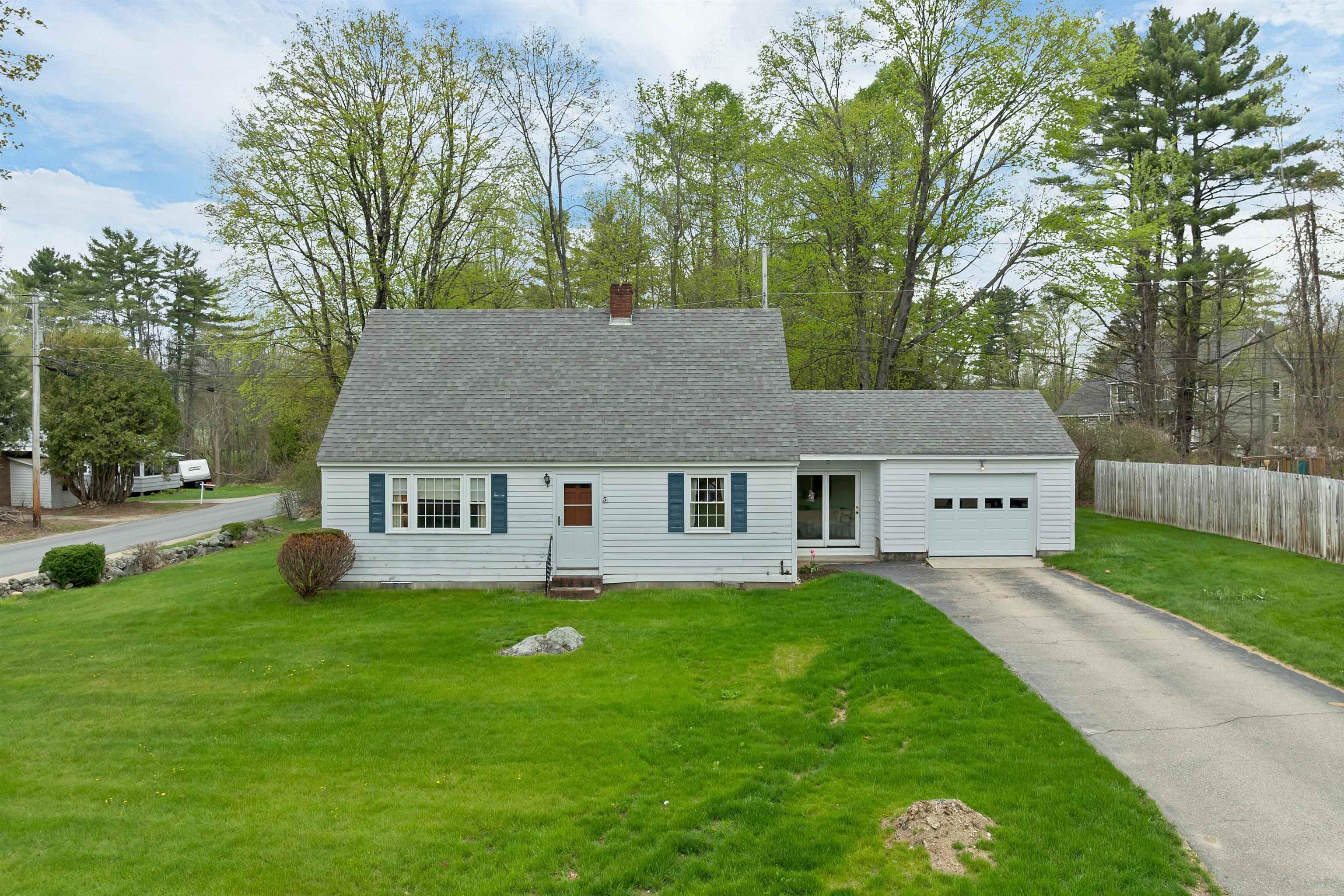 5 Meadow Dr, Alton, NH 03809