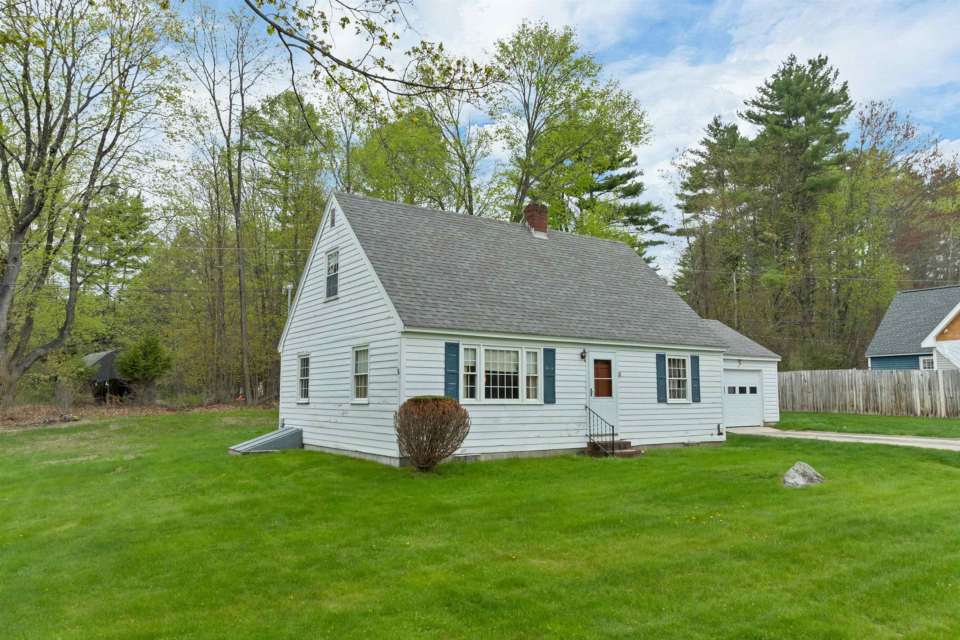 5 Meadow Dr, Alton, NH 03809