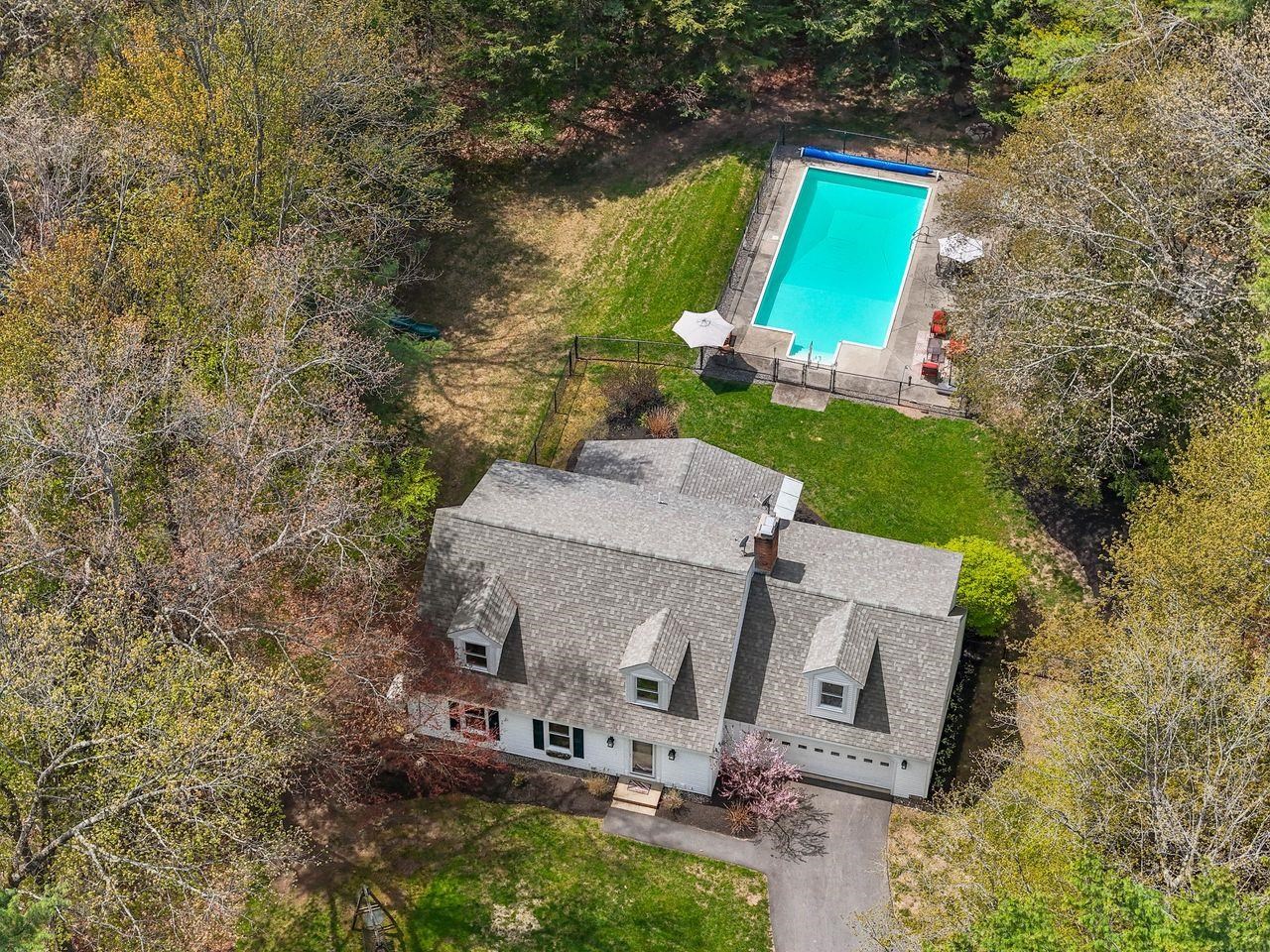 5 Wentworth Dr, Bedford, NH 03110