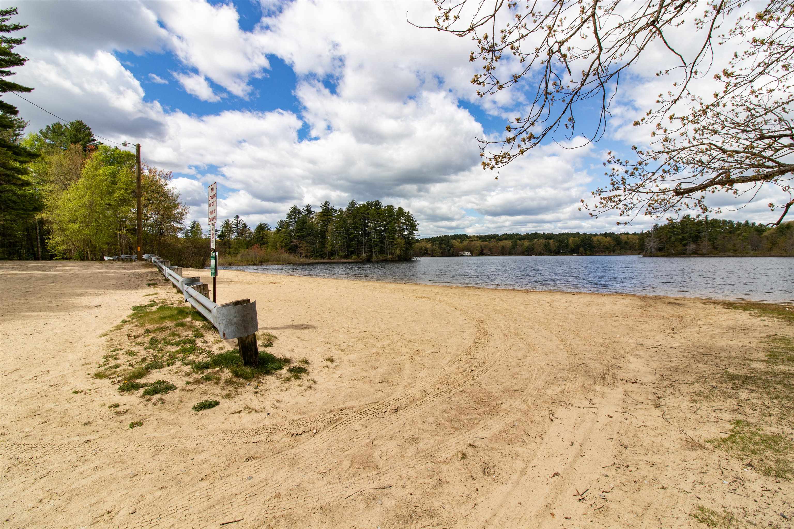 60 Robinson Rd, Hudson, NH 03051