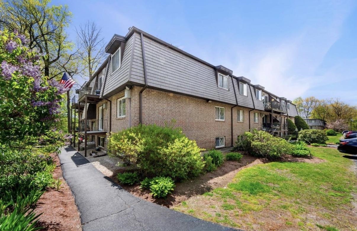 3 Pembroke Dr, Derry, NH 03038
