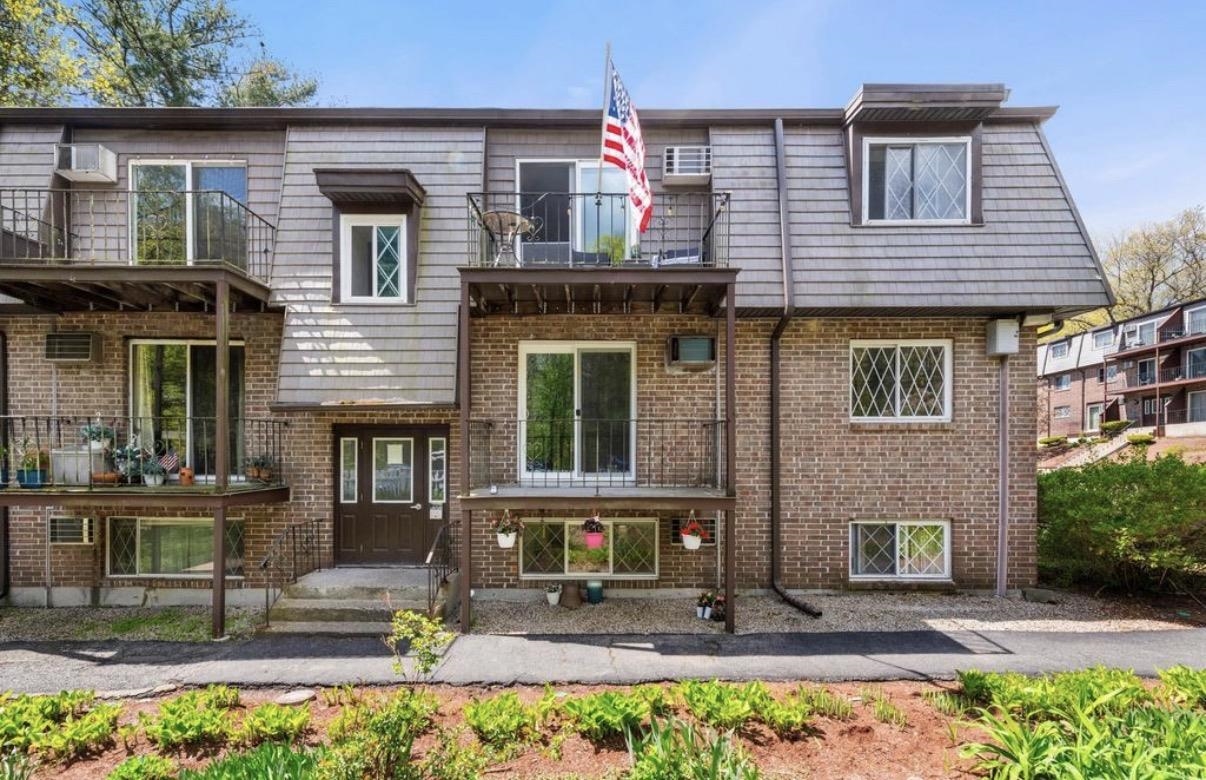 3 Pembroke Dr, Derry, NH 03038