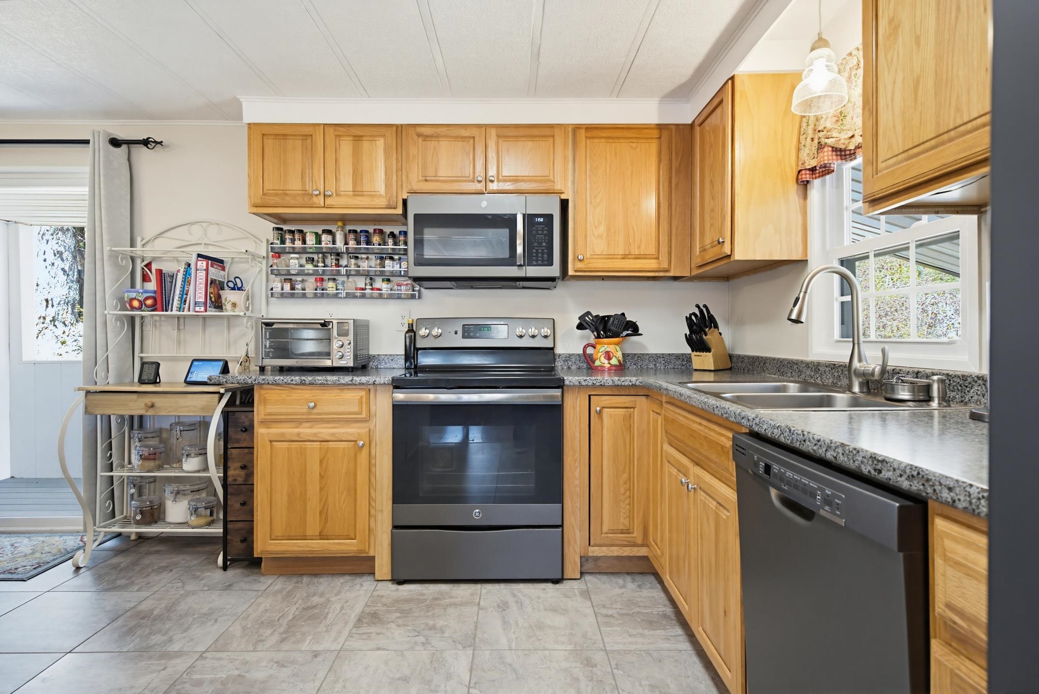 55 Roger Rd, Goffstown, NH 03045