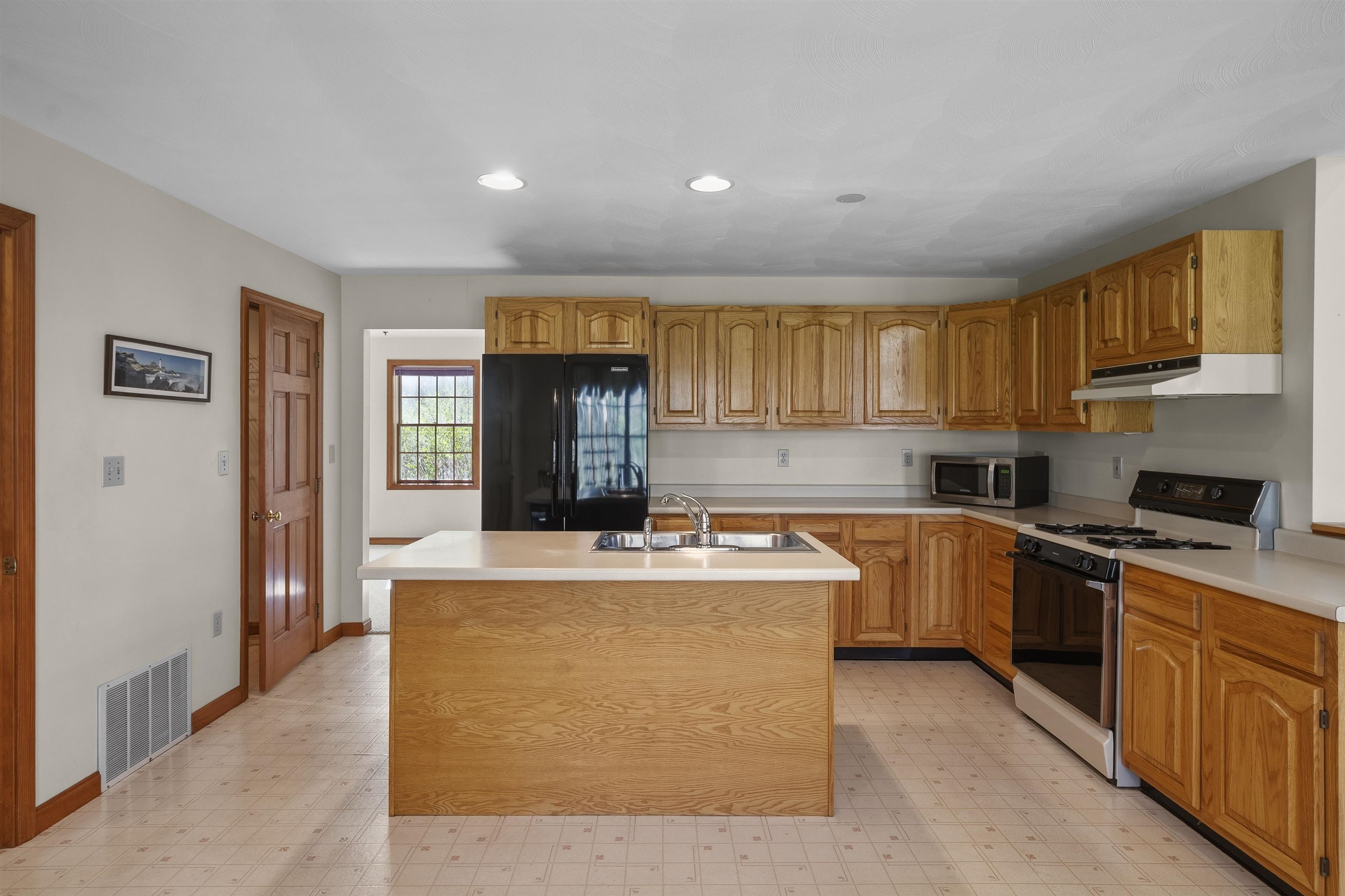 9 Maxwell Dr, Brookline, NH 03033
