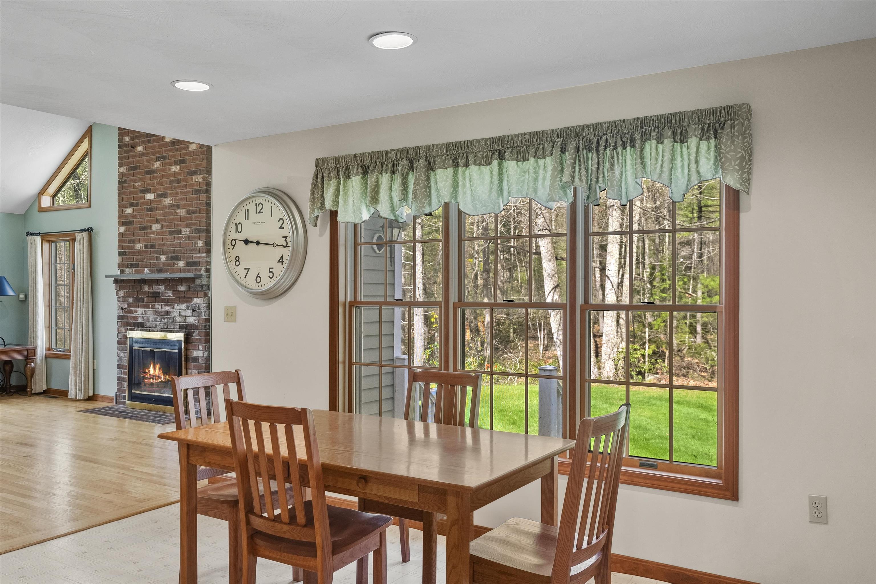 9 Maxwell Dr, Brookline, NH 03033