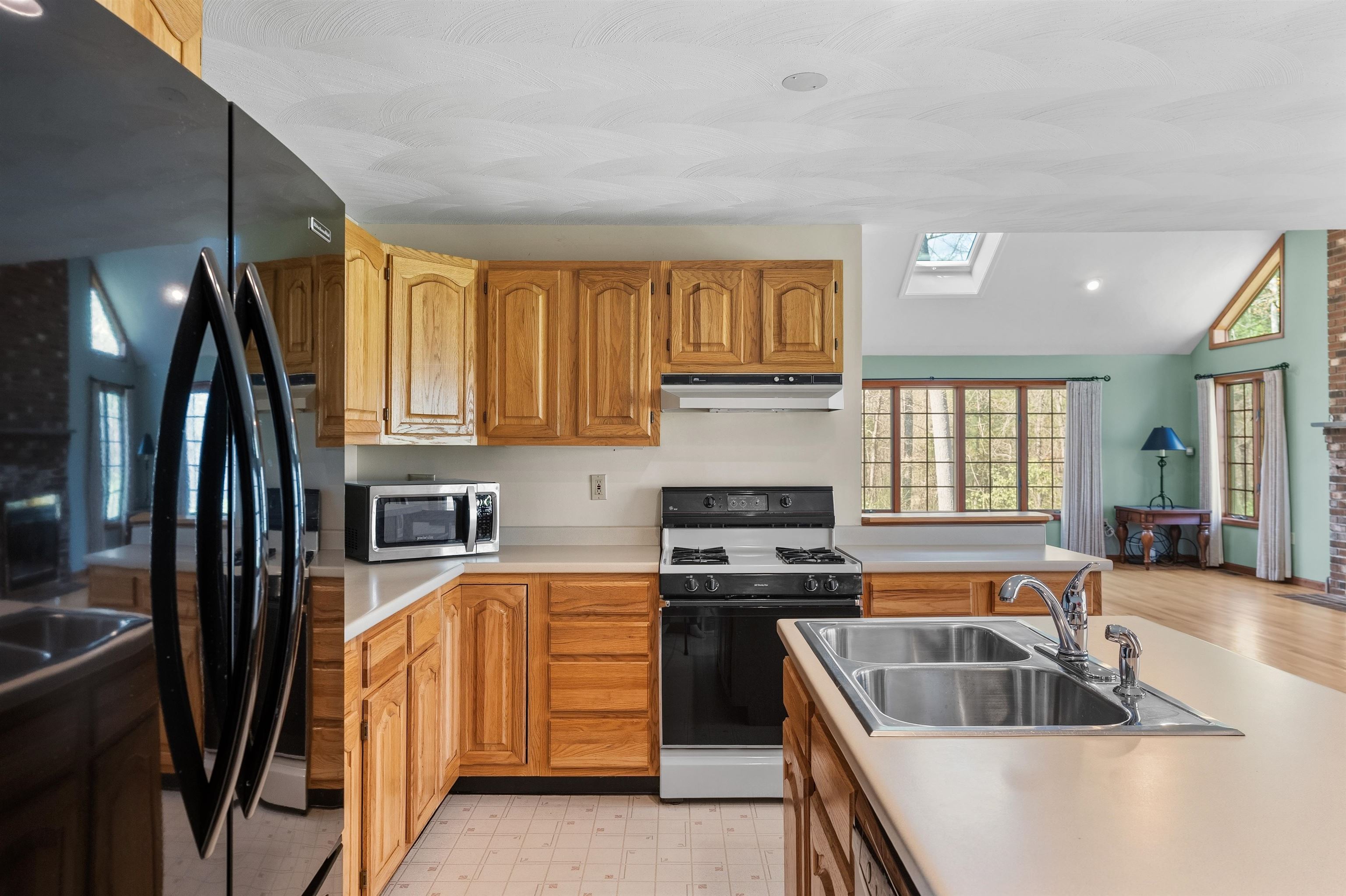 9 Maxwell Dr, Brookline, NH 03033