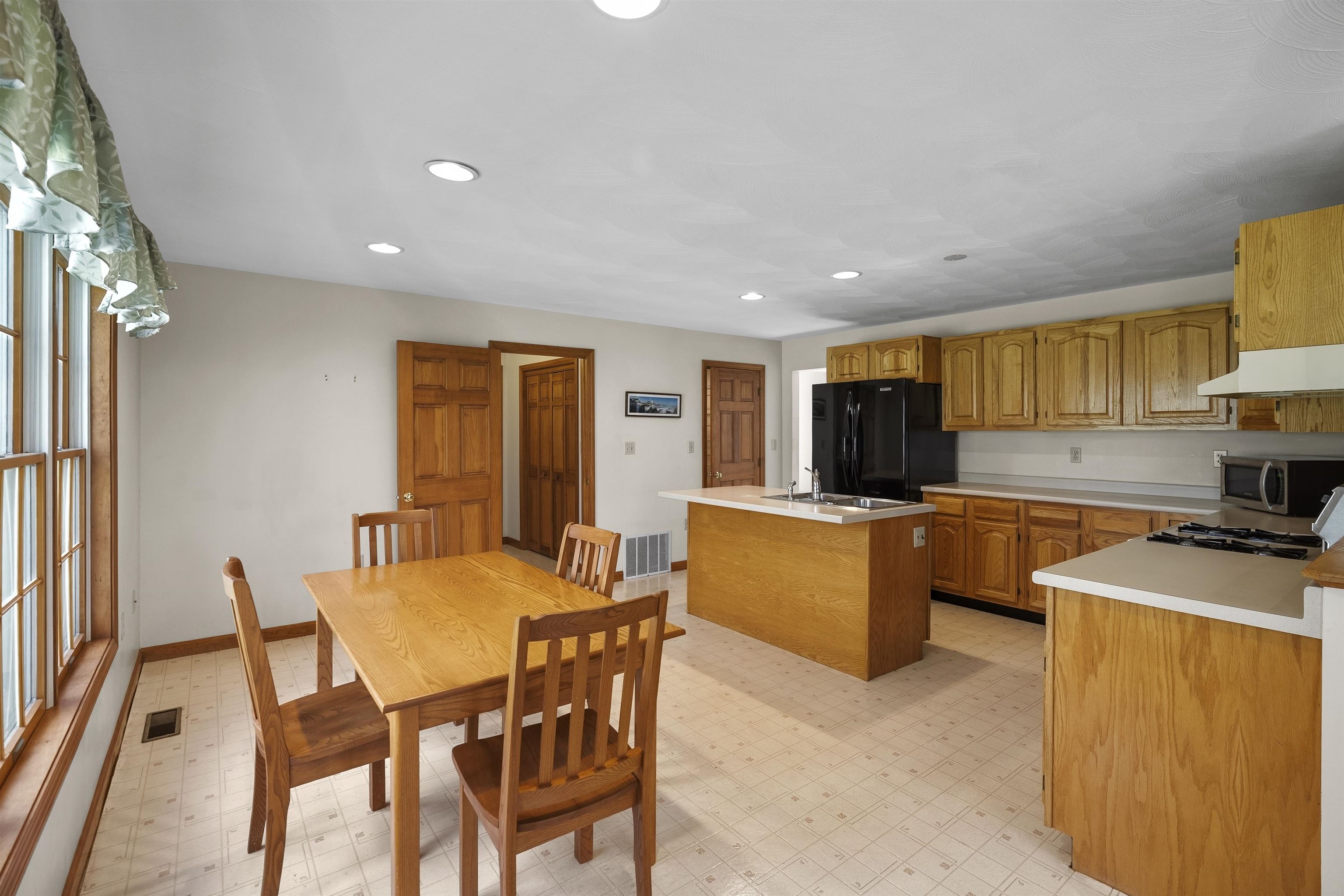 9 Maxwell Dr, Brookline, NH 03033