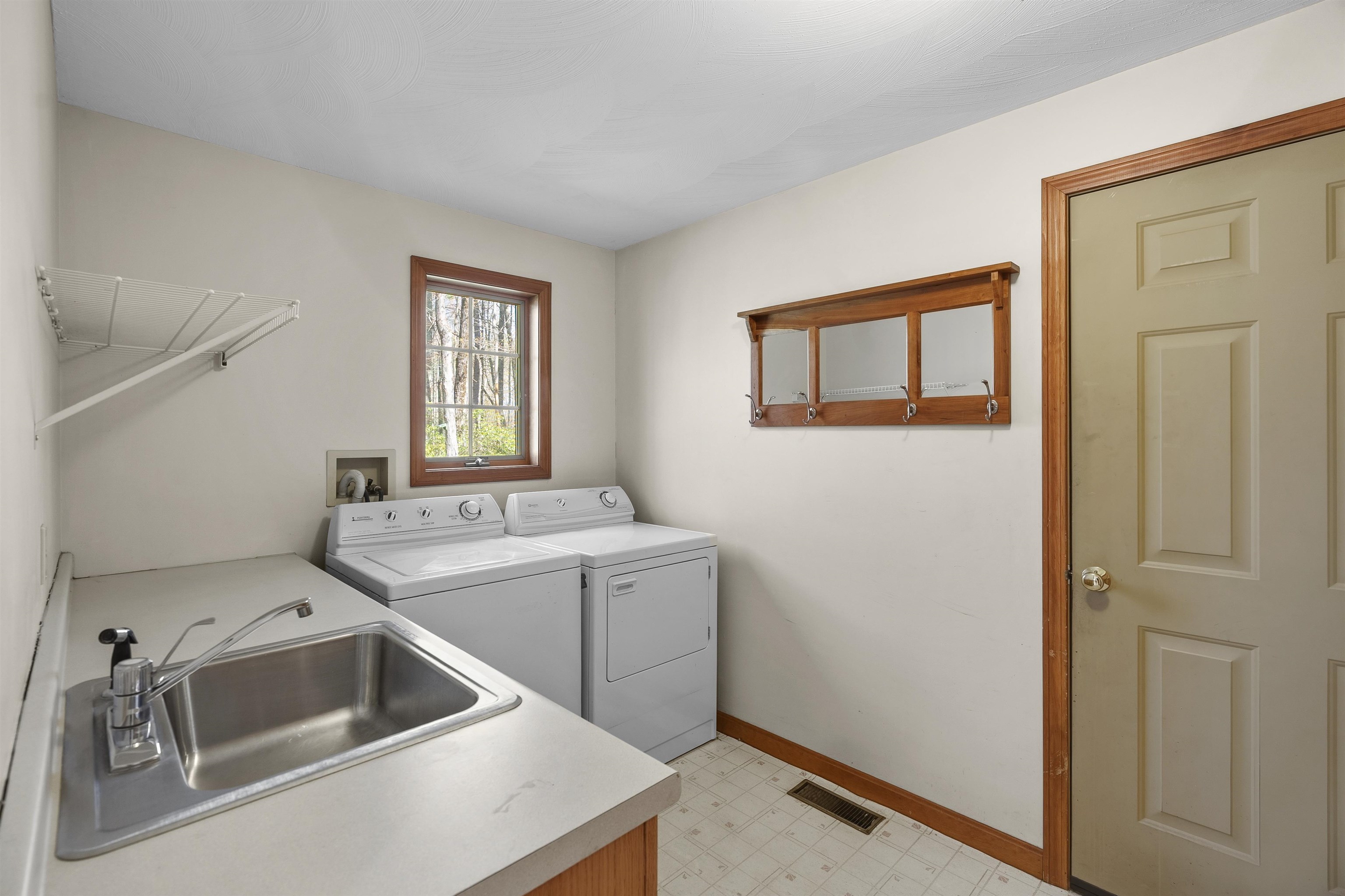 9 Maxwell Dr, Brookline, NH 03033