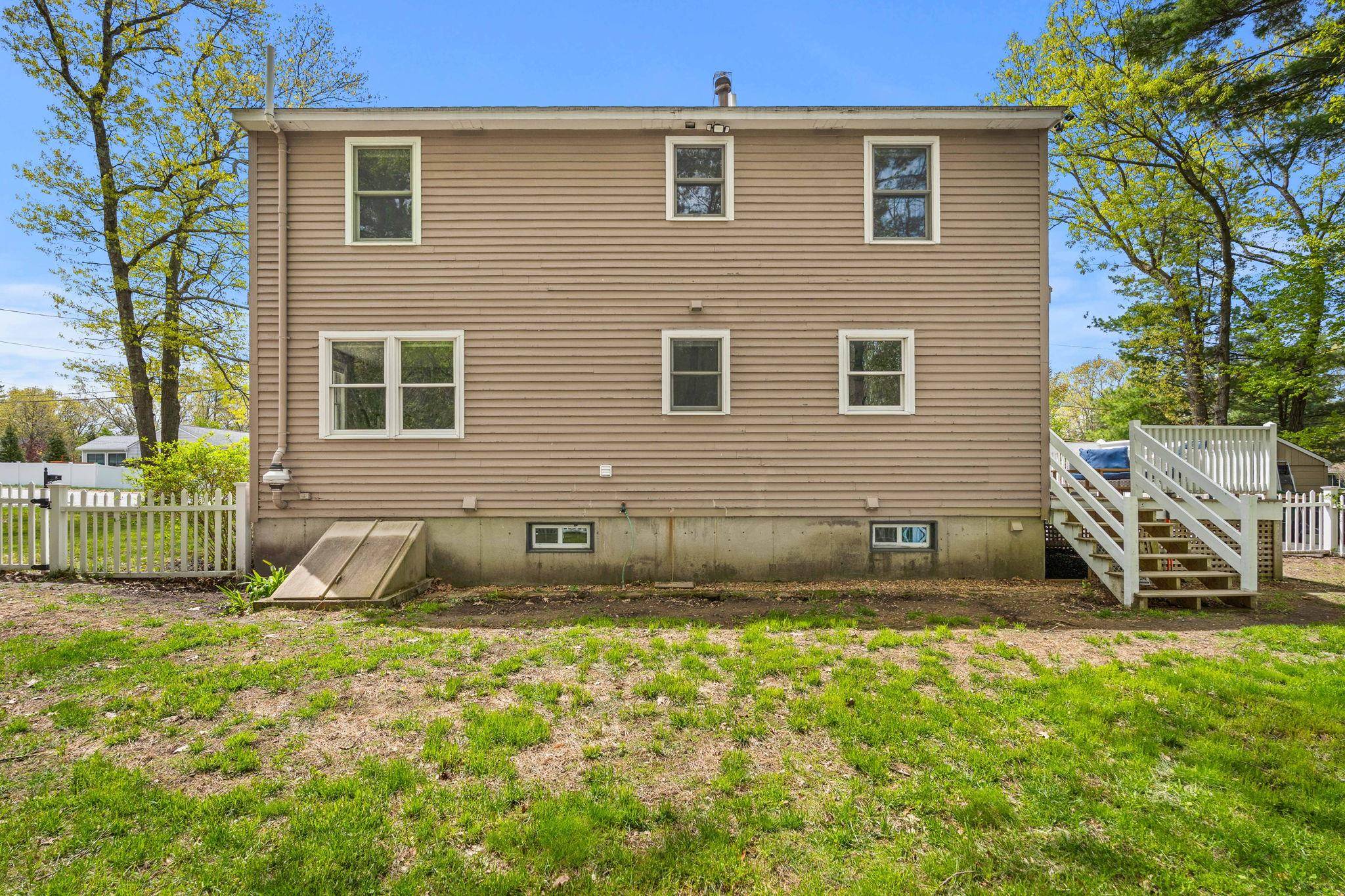 29 Hazel Ave, Nashua, NH 03062
