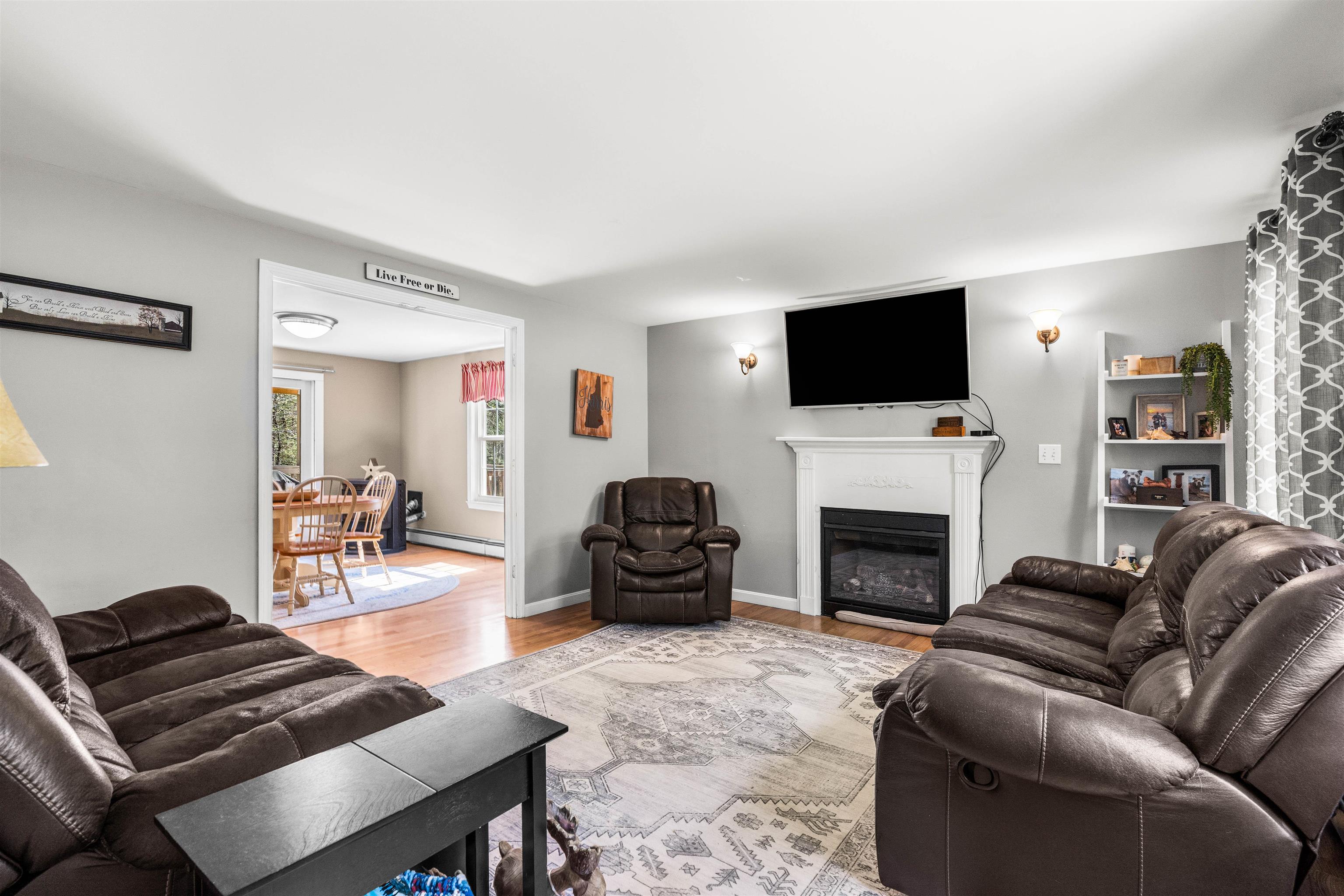 75 Mcdaniel Shore Dr, Barrington, NH 03825