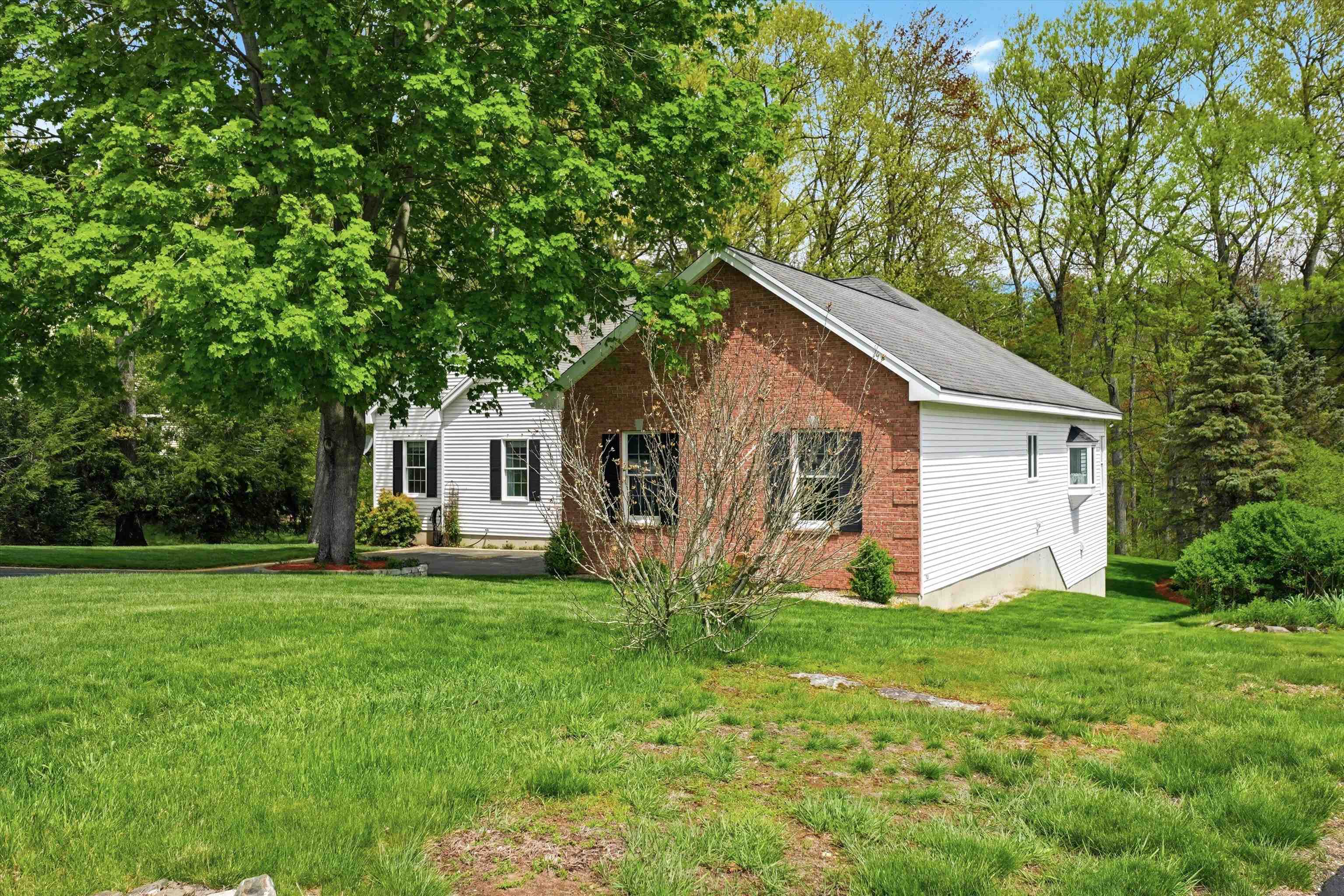 17 Village Dr, Atkinson, NH 03811-2111