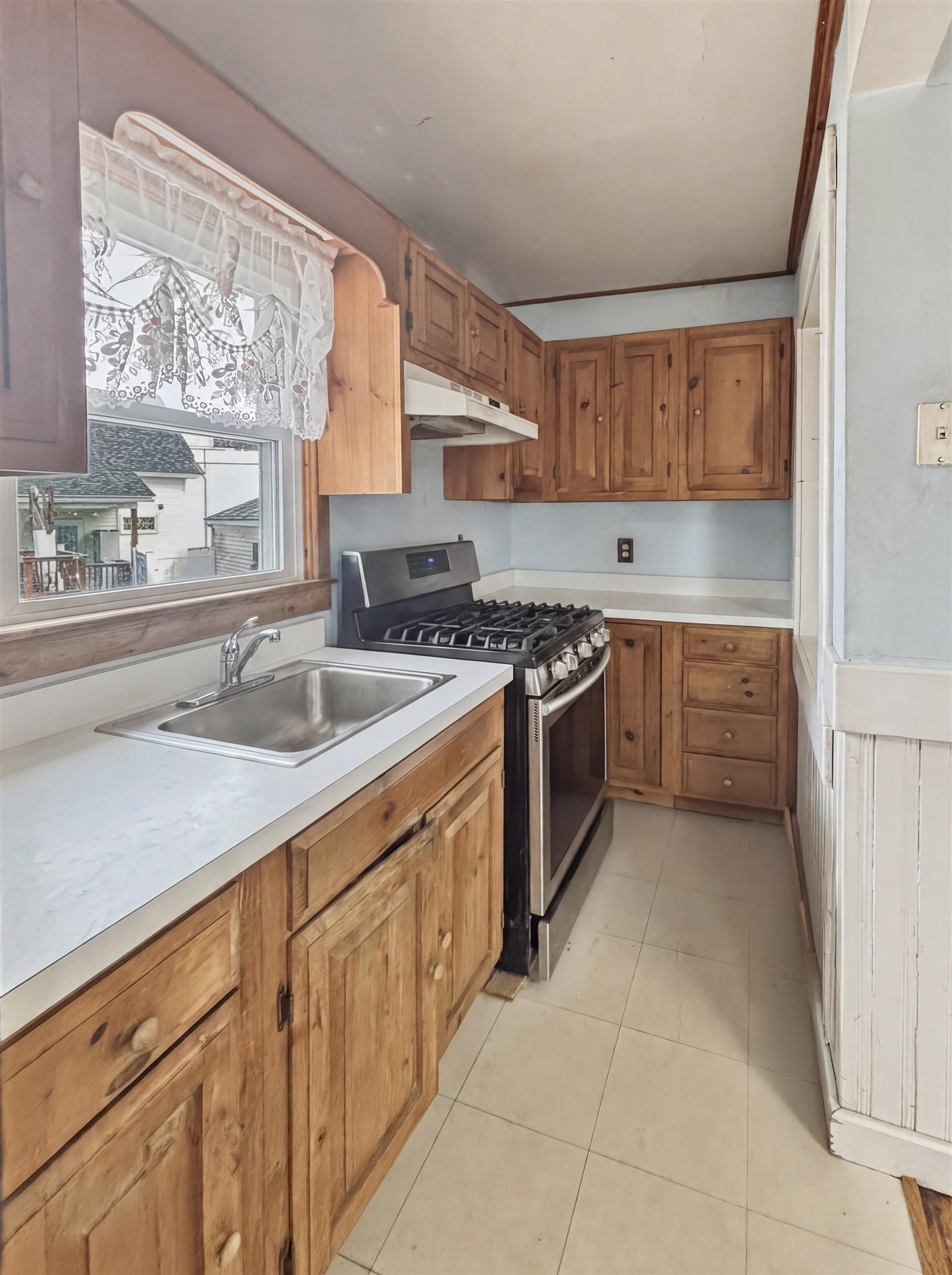 808 Grove St, Manchester, NH 03103