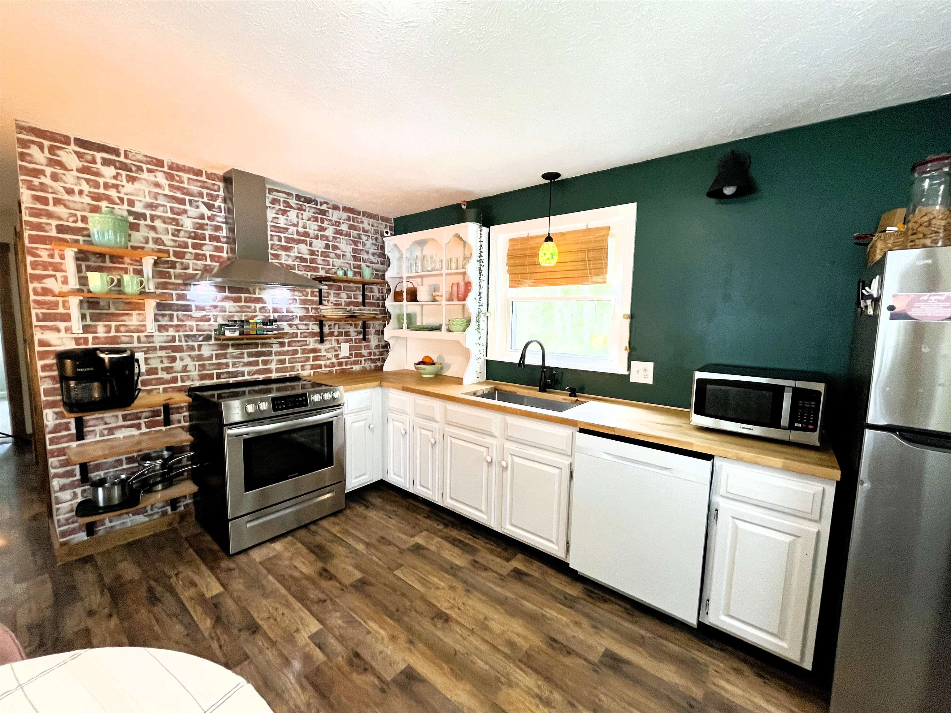 19 Edgewood St, Milford, NH 03055