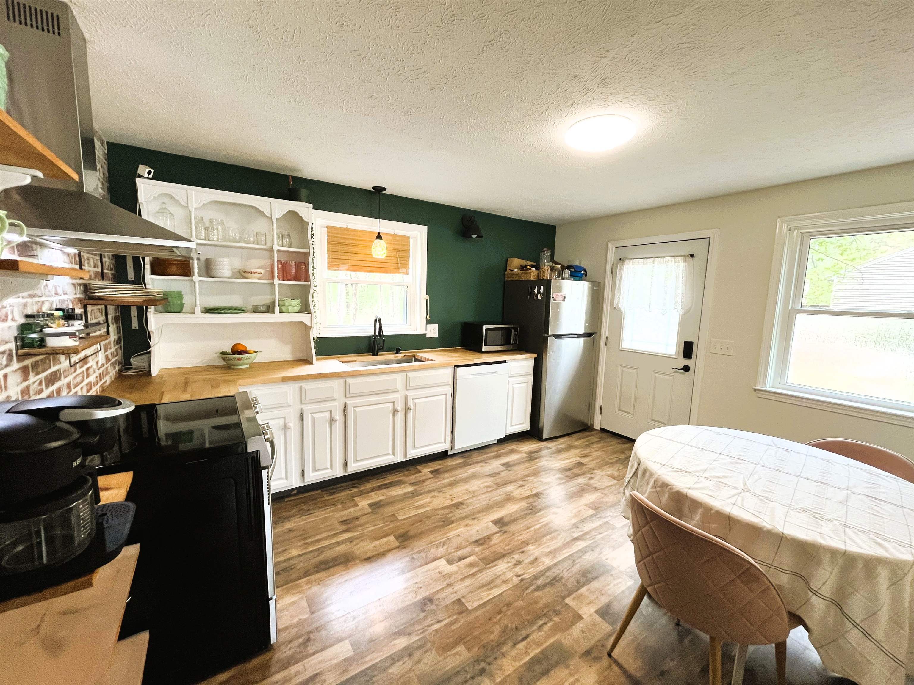 19 Edgewood St, Milford, NH 03055