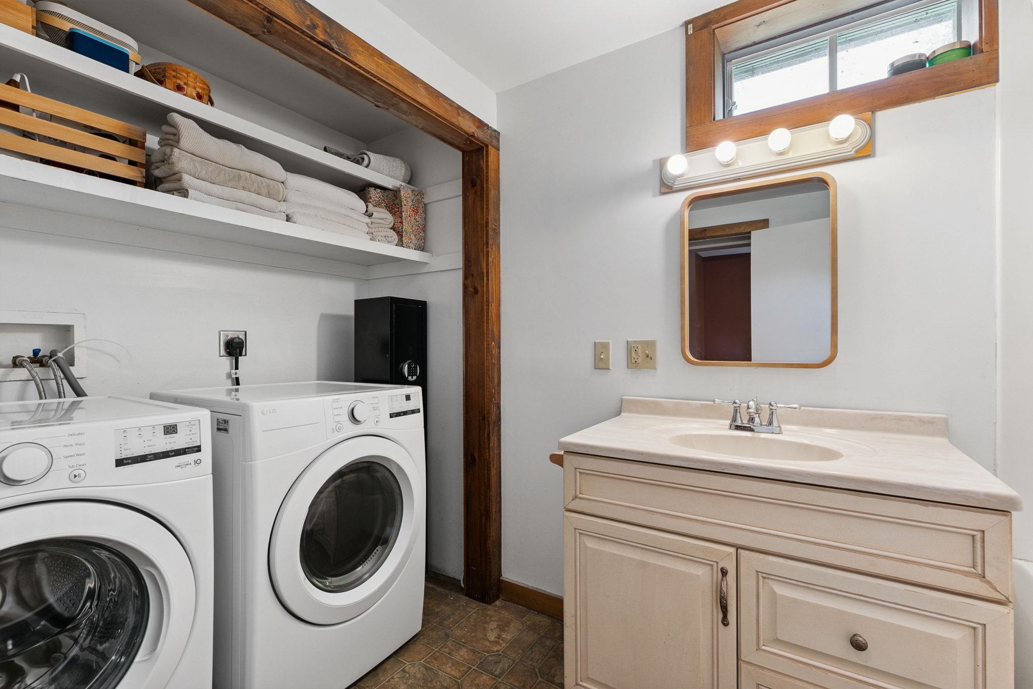 Lower level full bath with washer/dryer