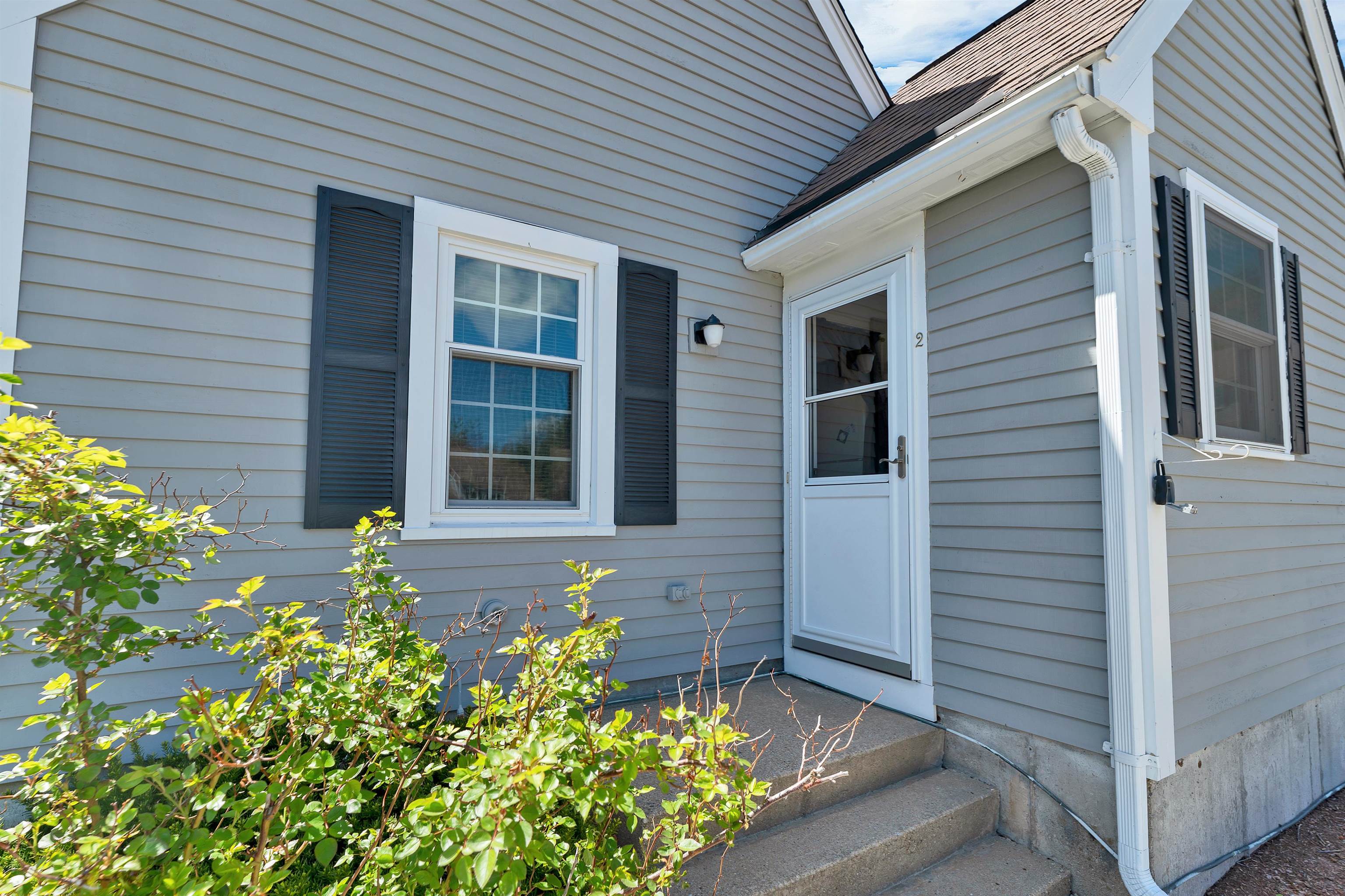 2 Aspen Ln, Merrimack, NH 03054