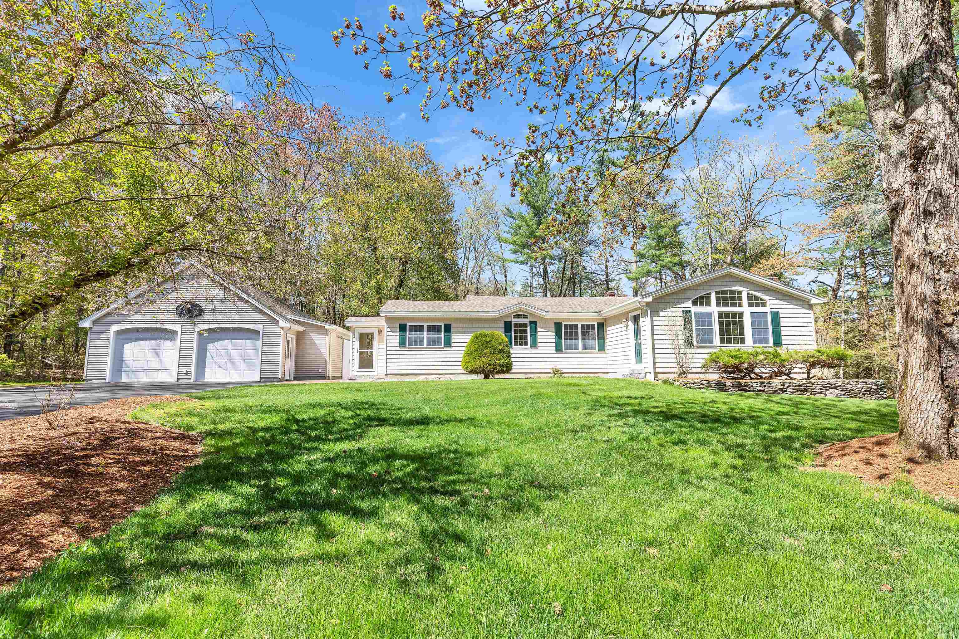 78 Meadowcrest Dr, Bedford, NH 03110