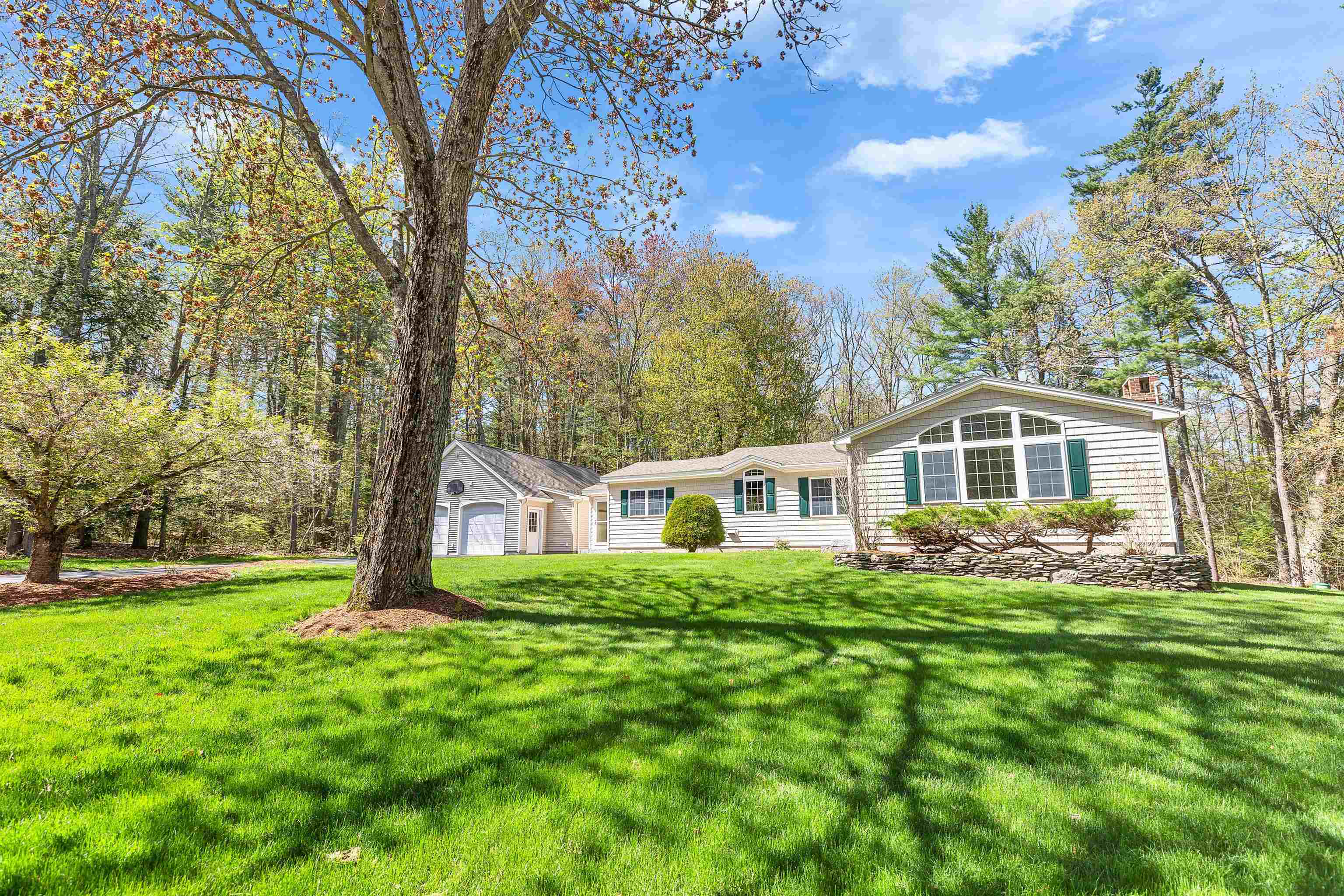 78 Meadowcrest Dr, Bedford, NH 03110