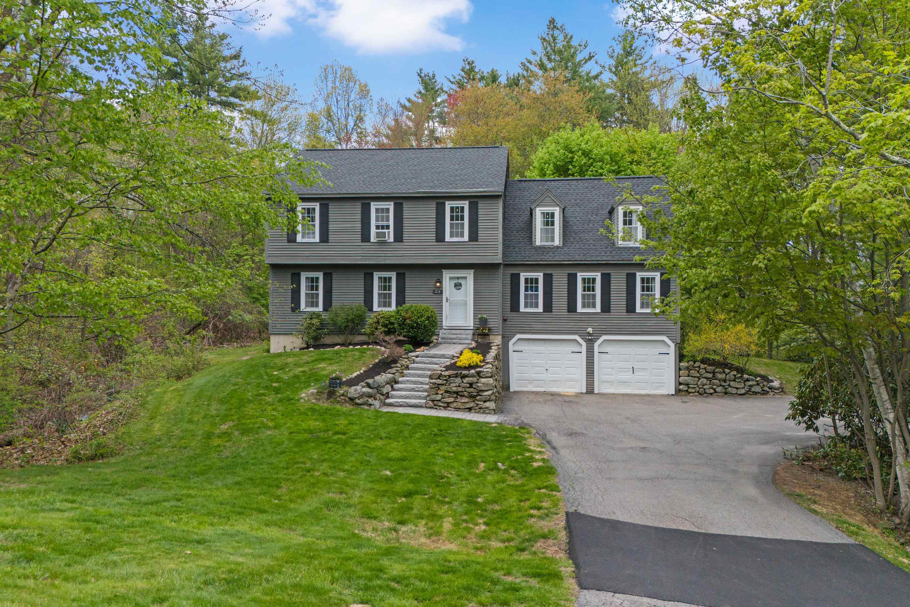 23 Hitching Post Ln, Bedford, NH 03110