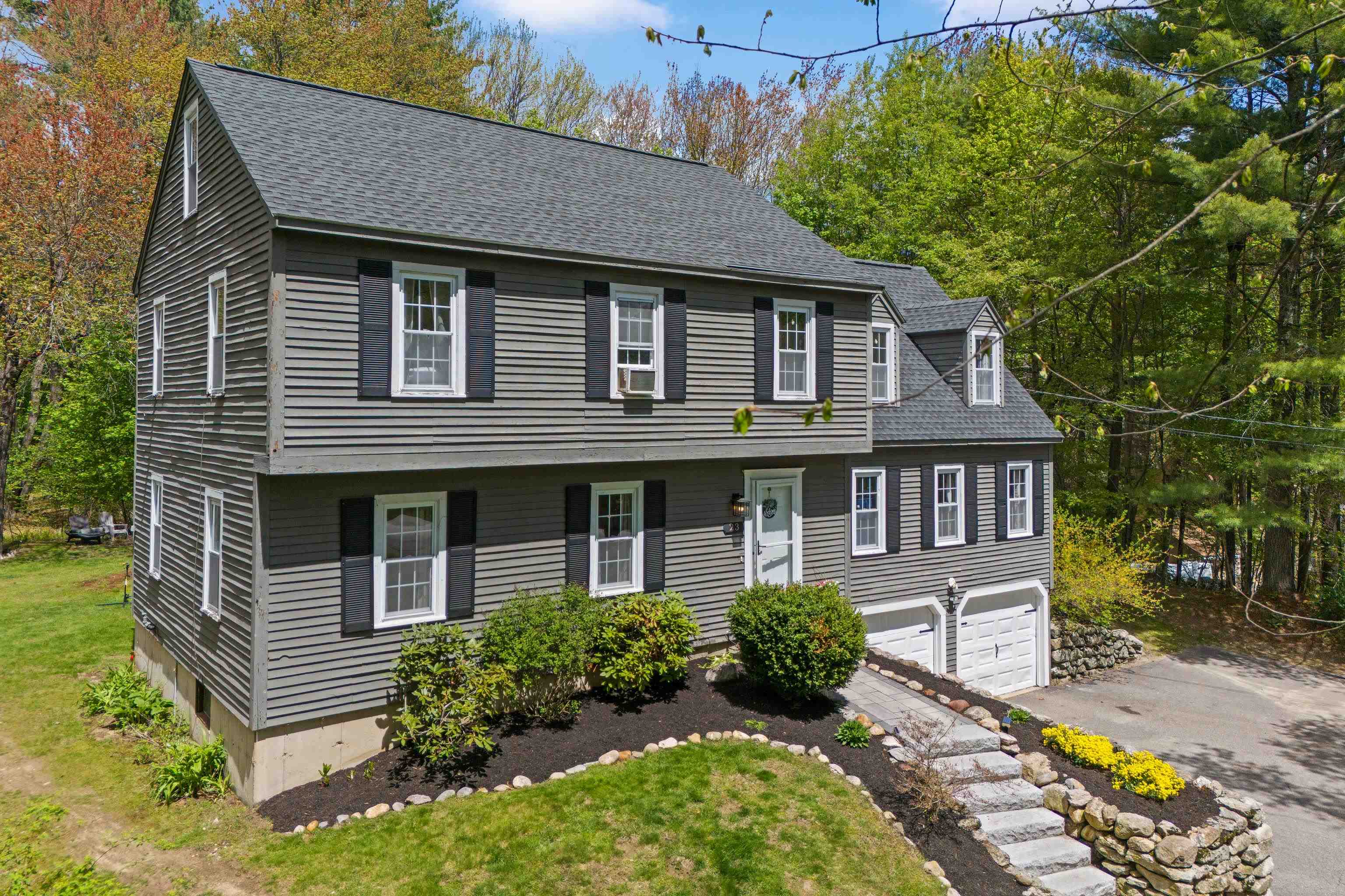23 Hitching Post Ln, Bedford, NH 03110