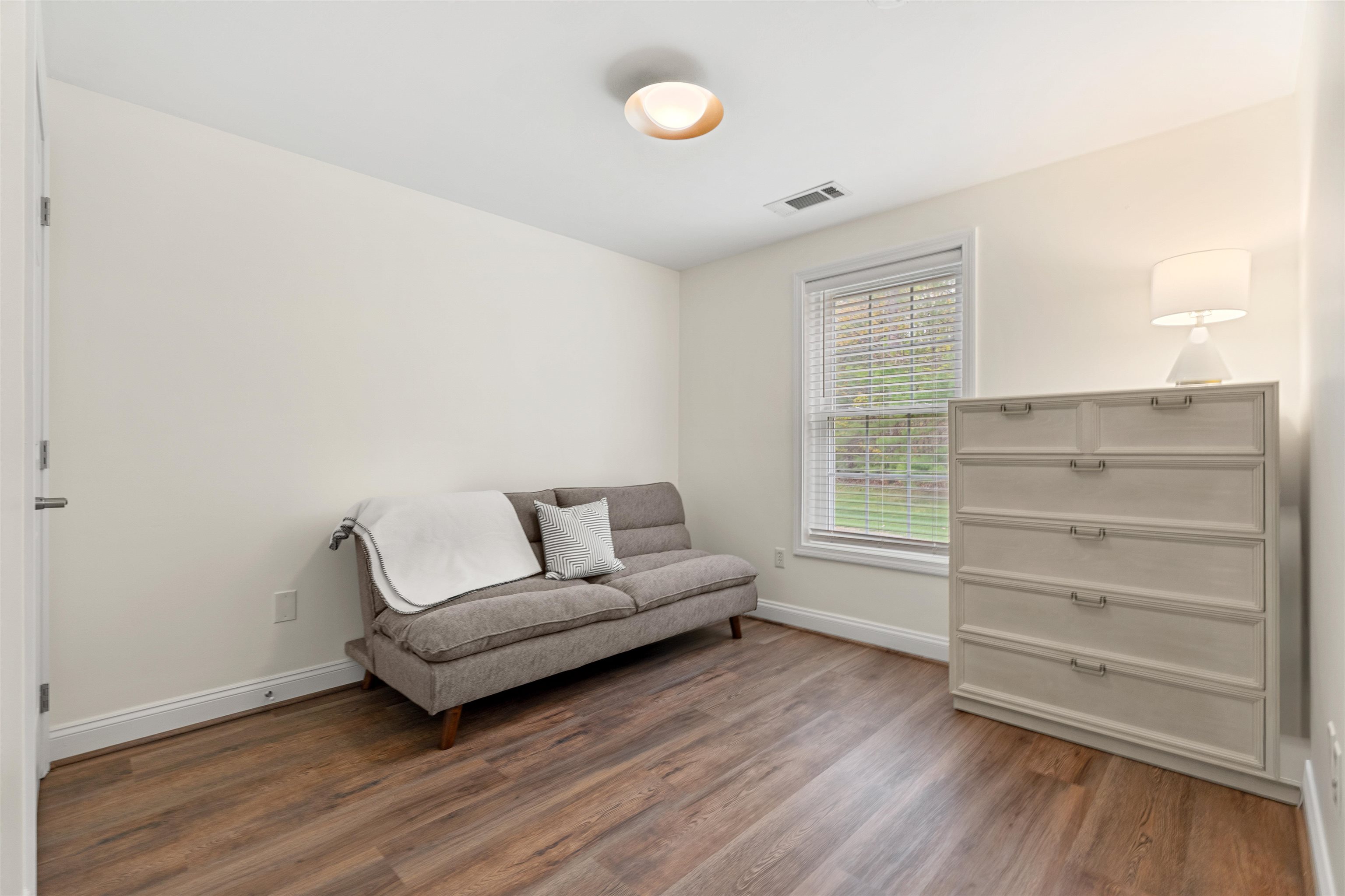4 Crestview Cir, Londonderry, NH 03053