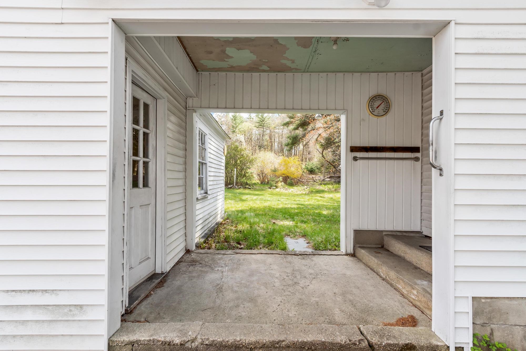 94 Amherst Rd, Merrimack, NH 03054