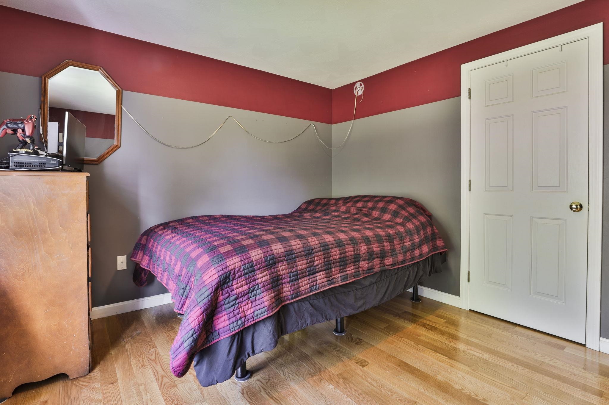 713 Raymond Rd, Chester, NH 03036