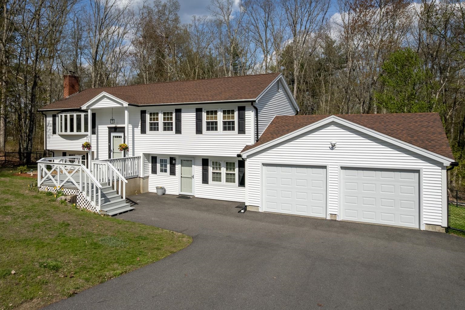 17 Mathew Dr, Merrimack, NH 03054
