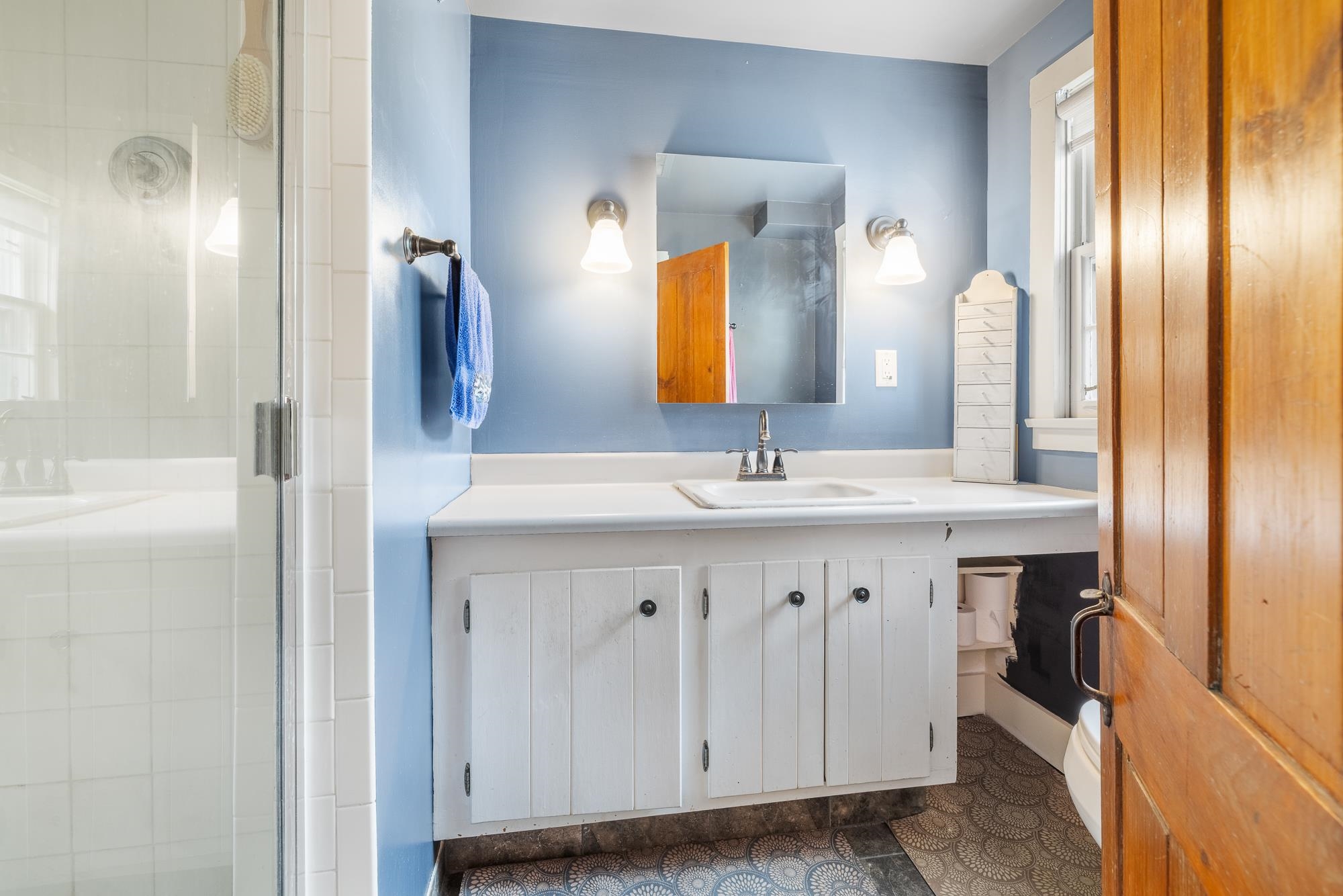 1st floor 3/4 bath