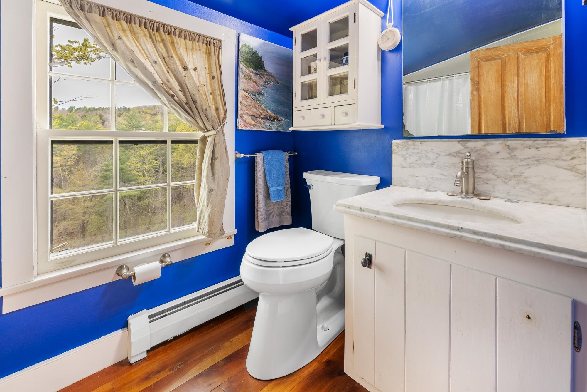 2nd floor full bathroom