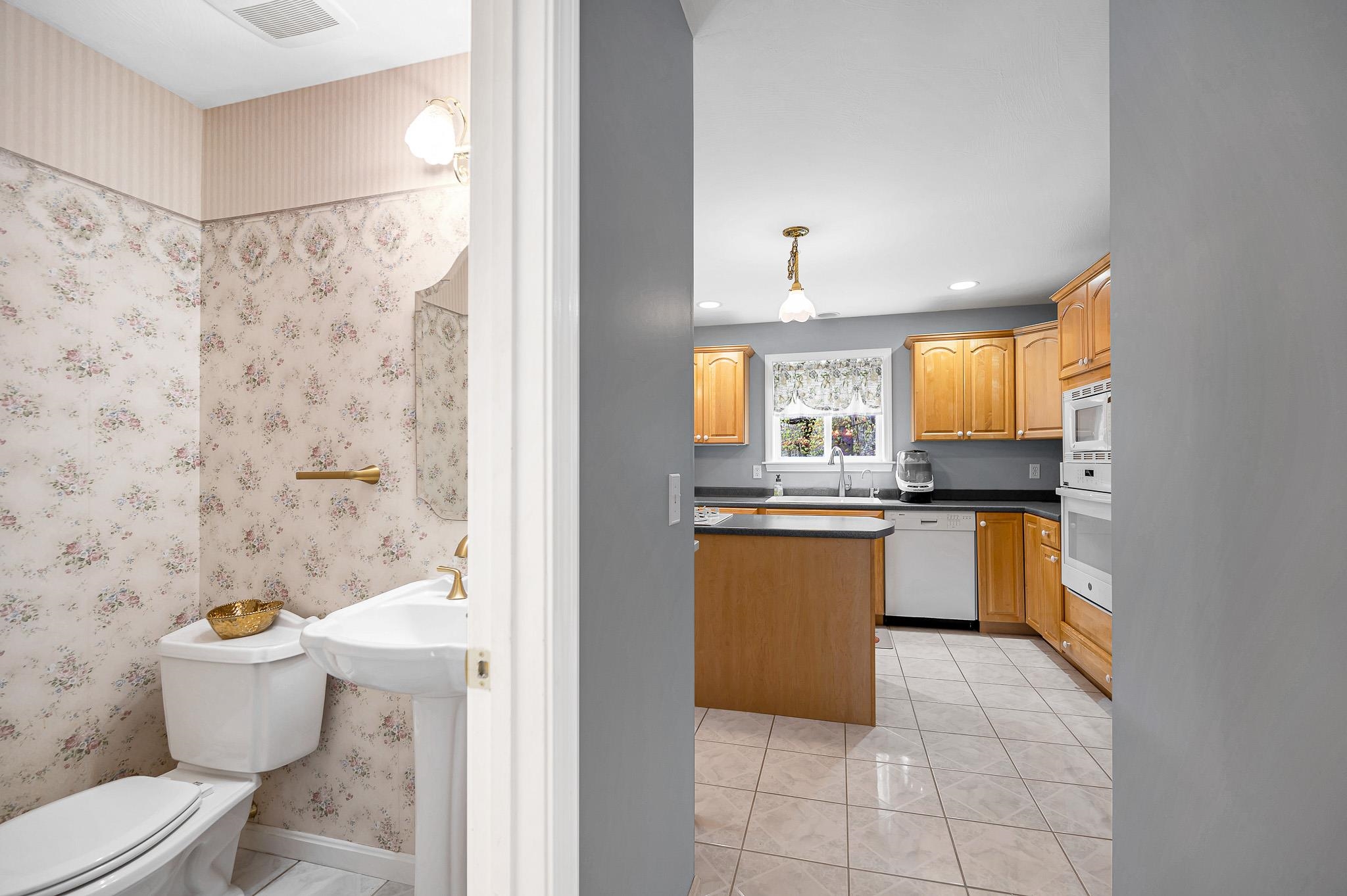 14 Cheshire Ct, Londonderry, NH 03053