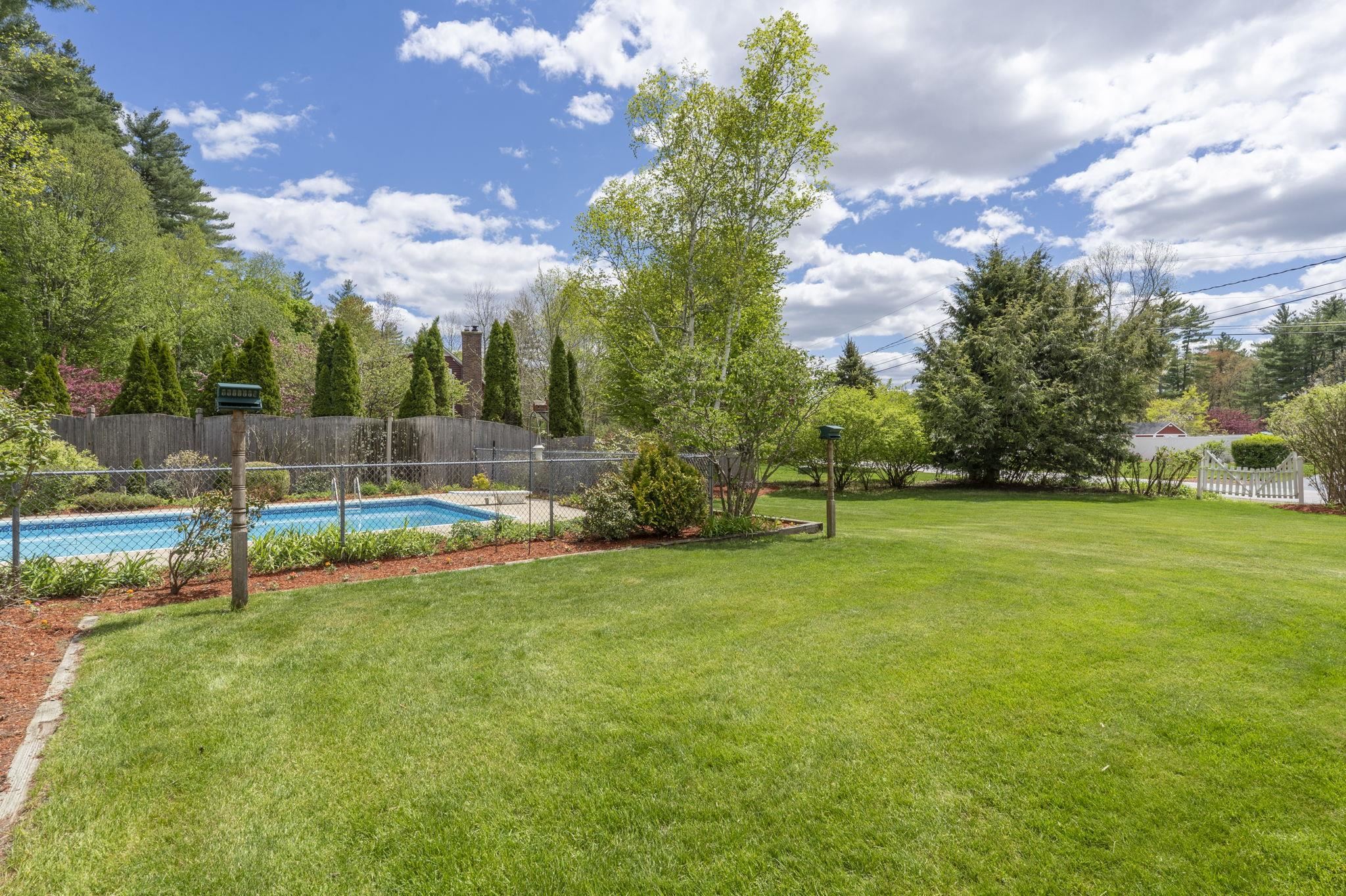 5 Courtland Dr, Merrimack, NH 03054