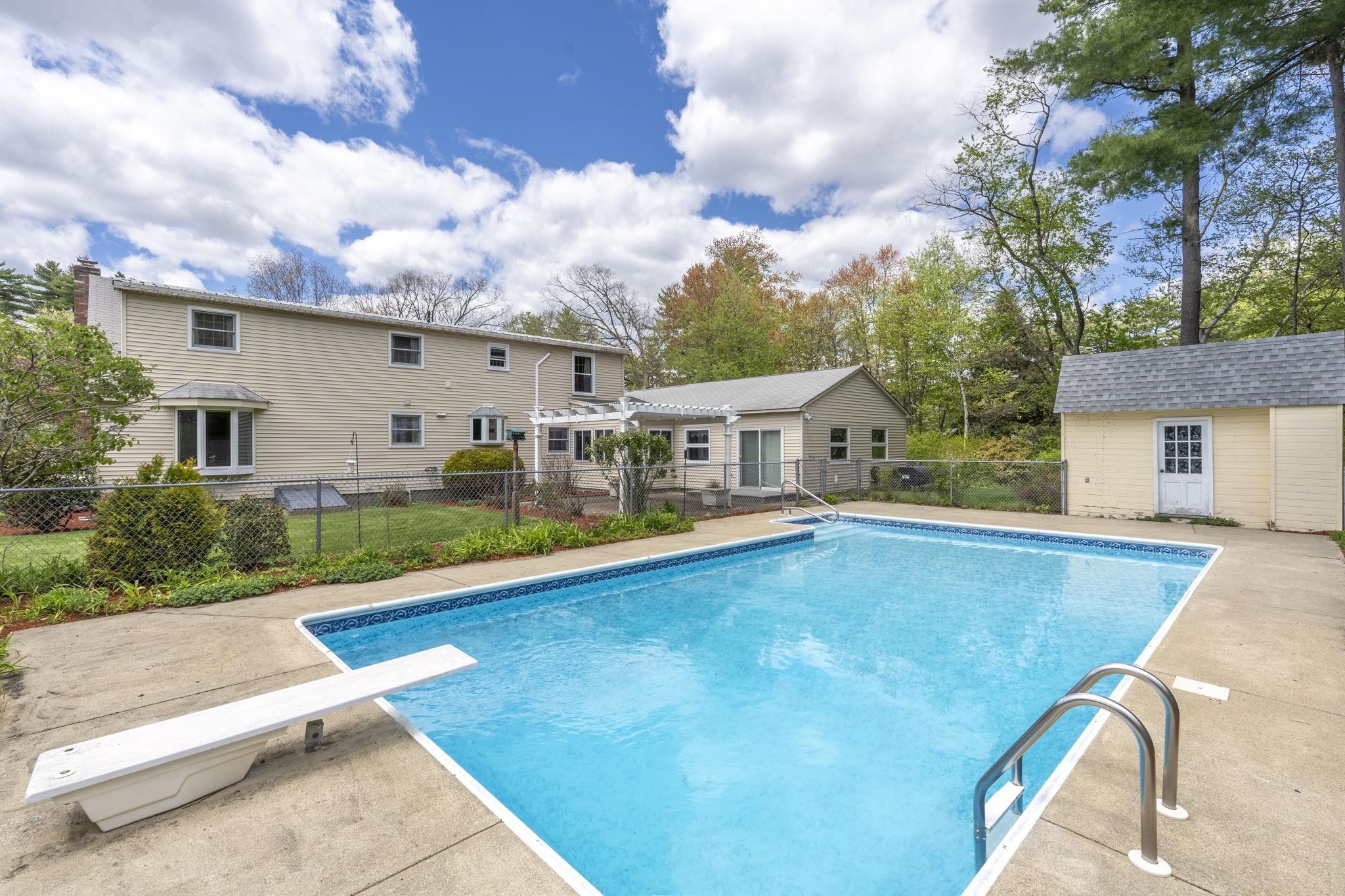 5 Courtland Dr, Merrimack, NH 03054