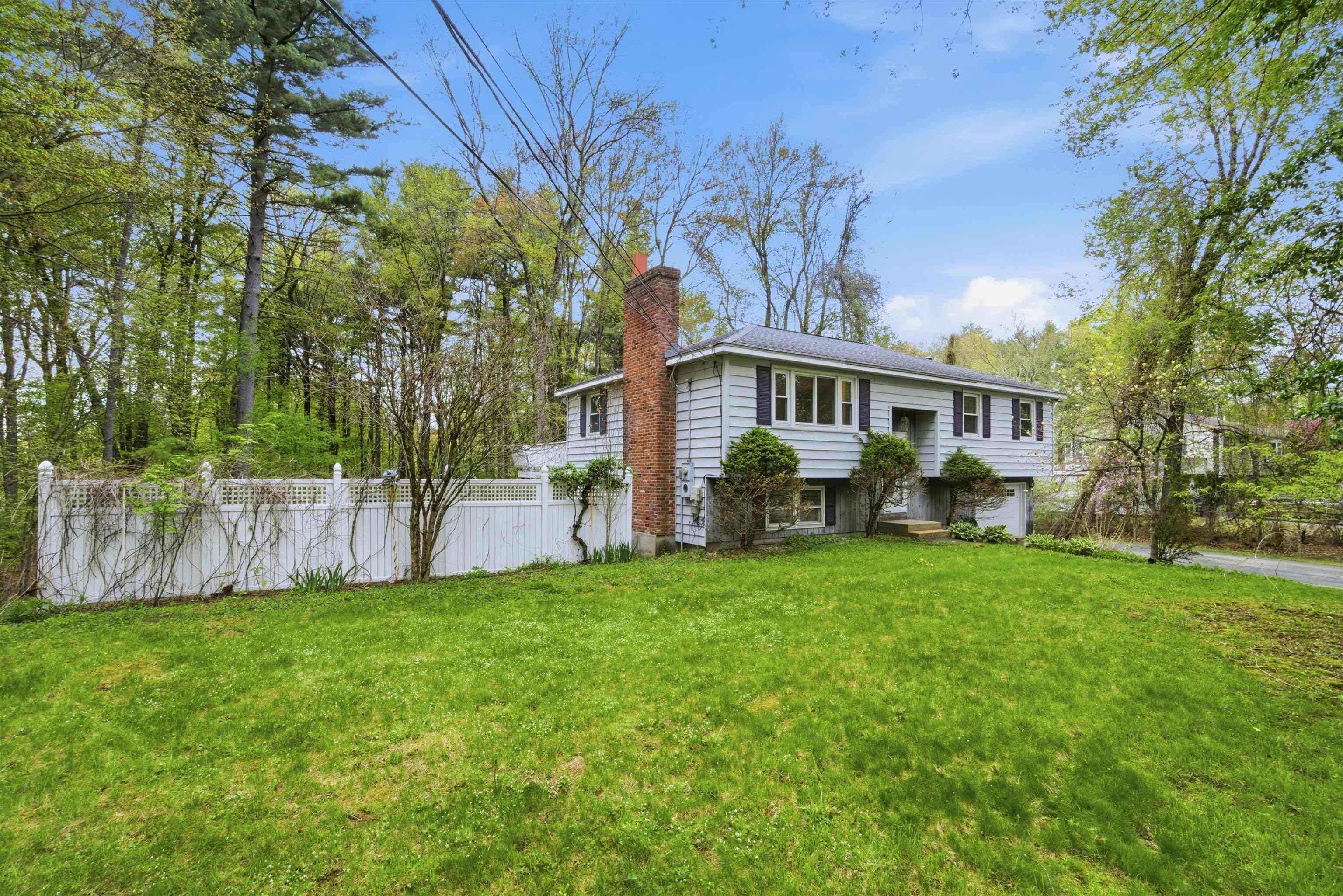 4 Timothy Ln, Hudson, NH 03051