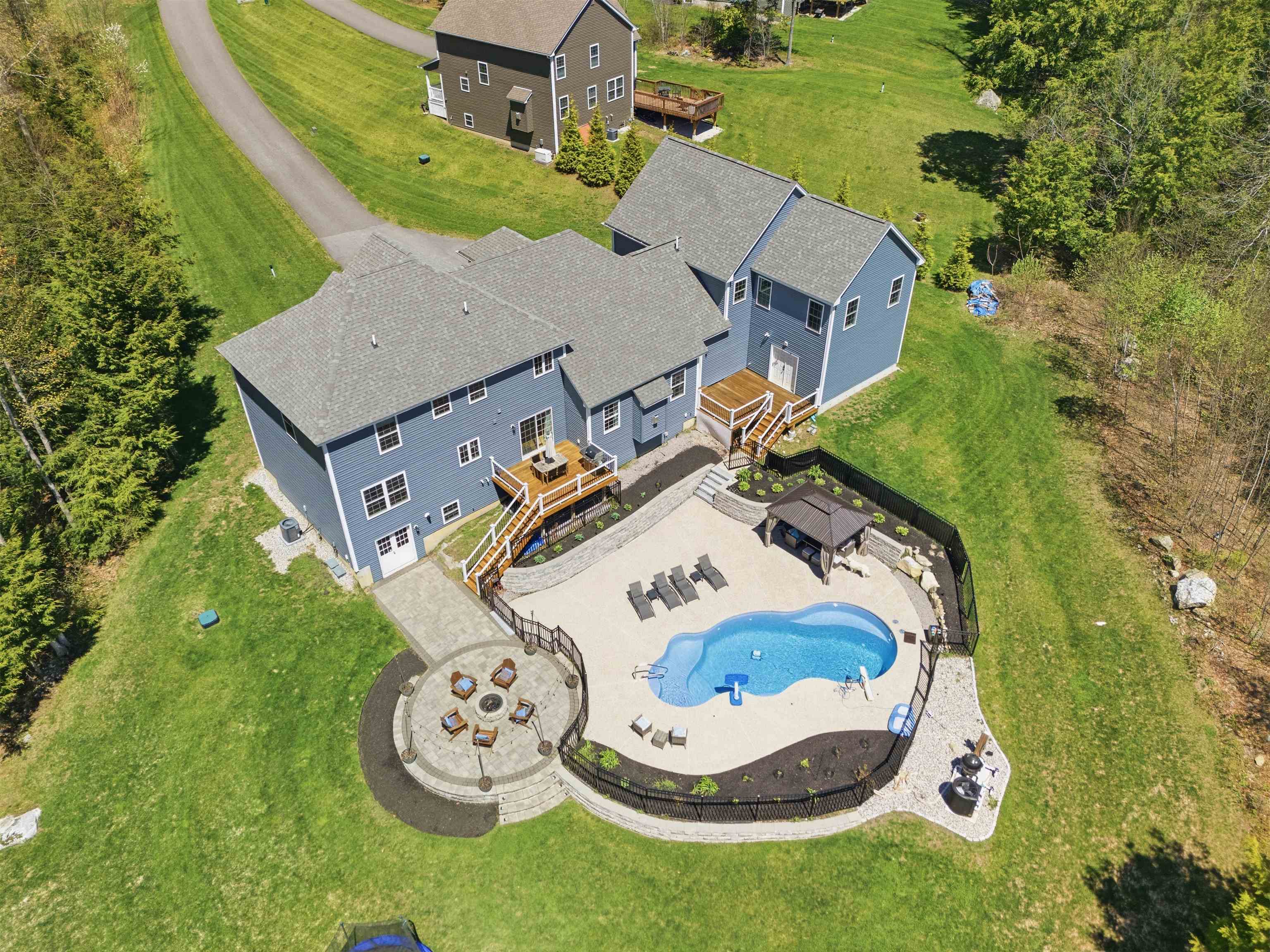 84 Juniper Cir, Auburn, NH 03032