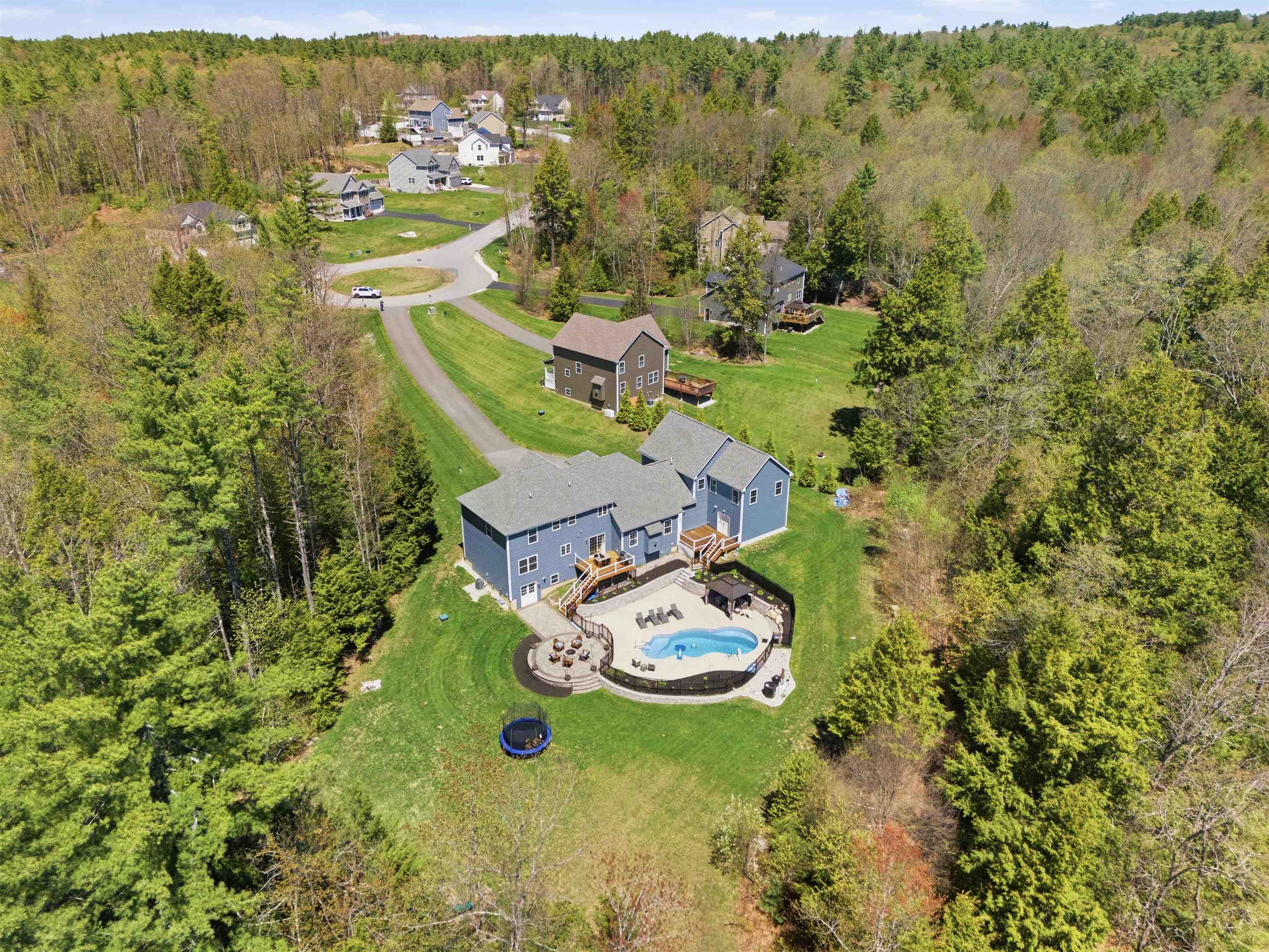 84 Juniper Cir, Auburn, NH 03032