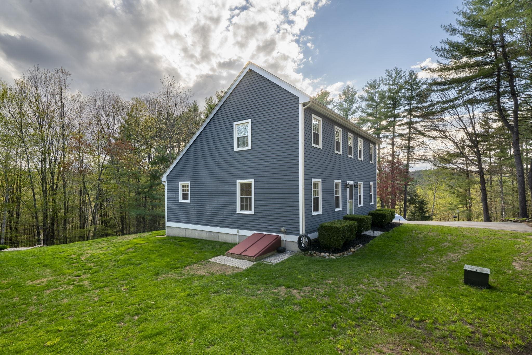 8 Greenwood Rd, Weare, NH 03281