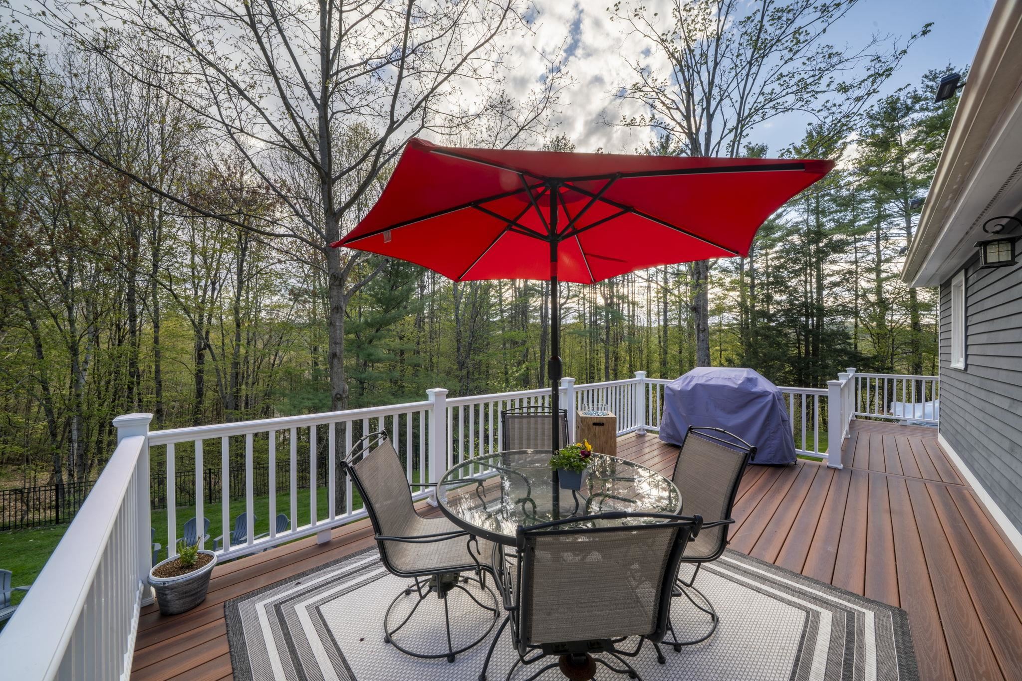 8 Greenwood Rd, Weare, NH 03281