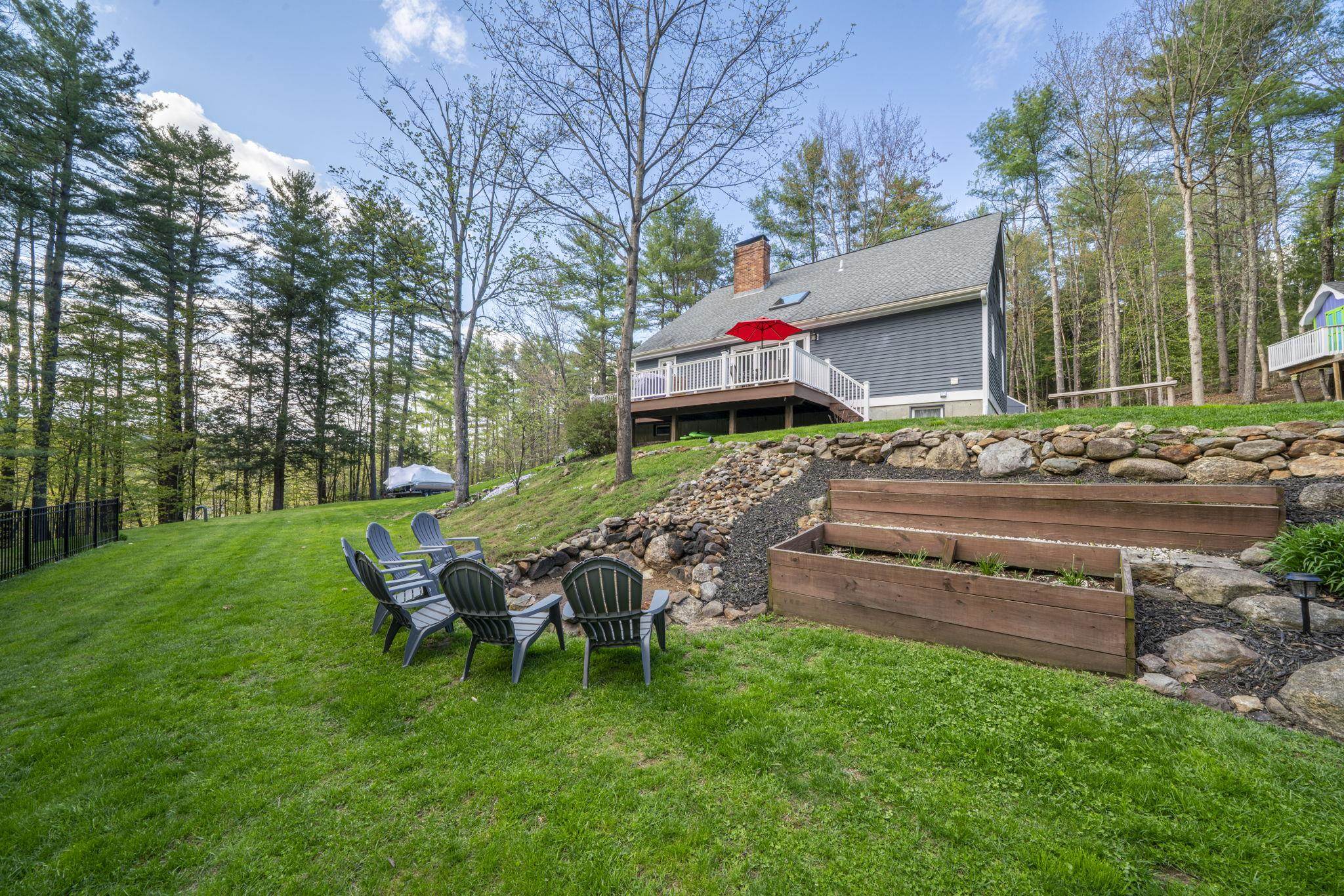 8 Greenwood Rd, Weare, NH 03281