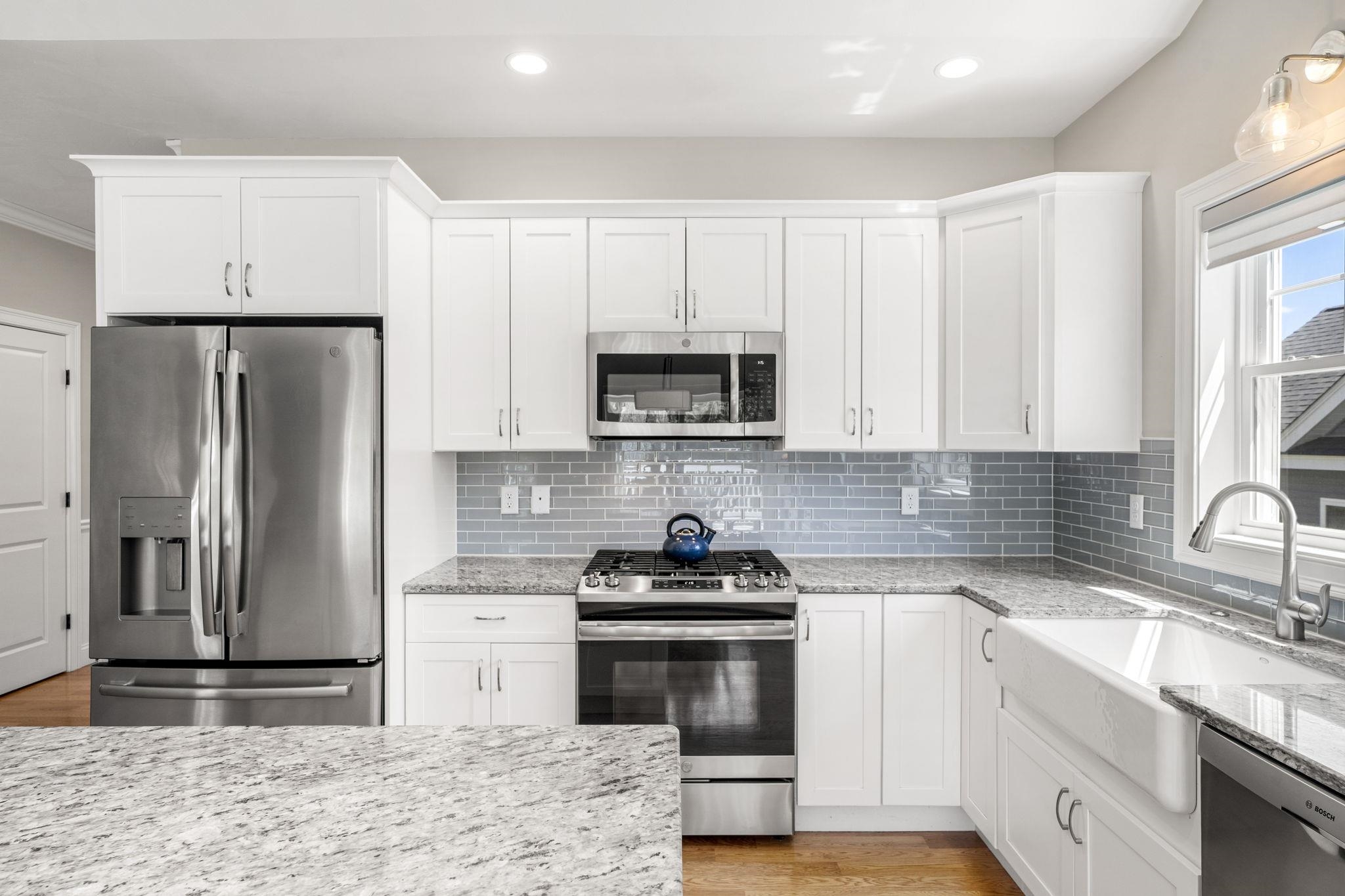 7 Catalpa Rd, Salem, NH 03079