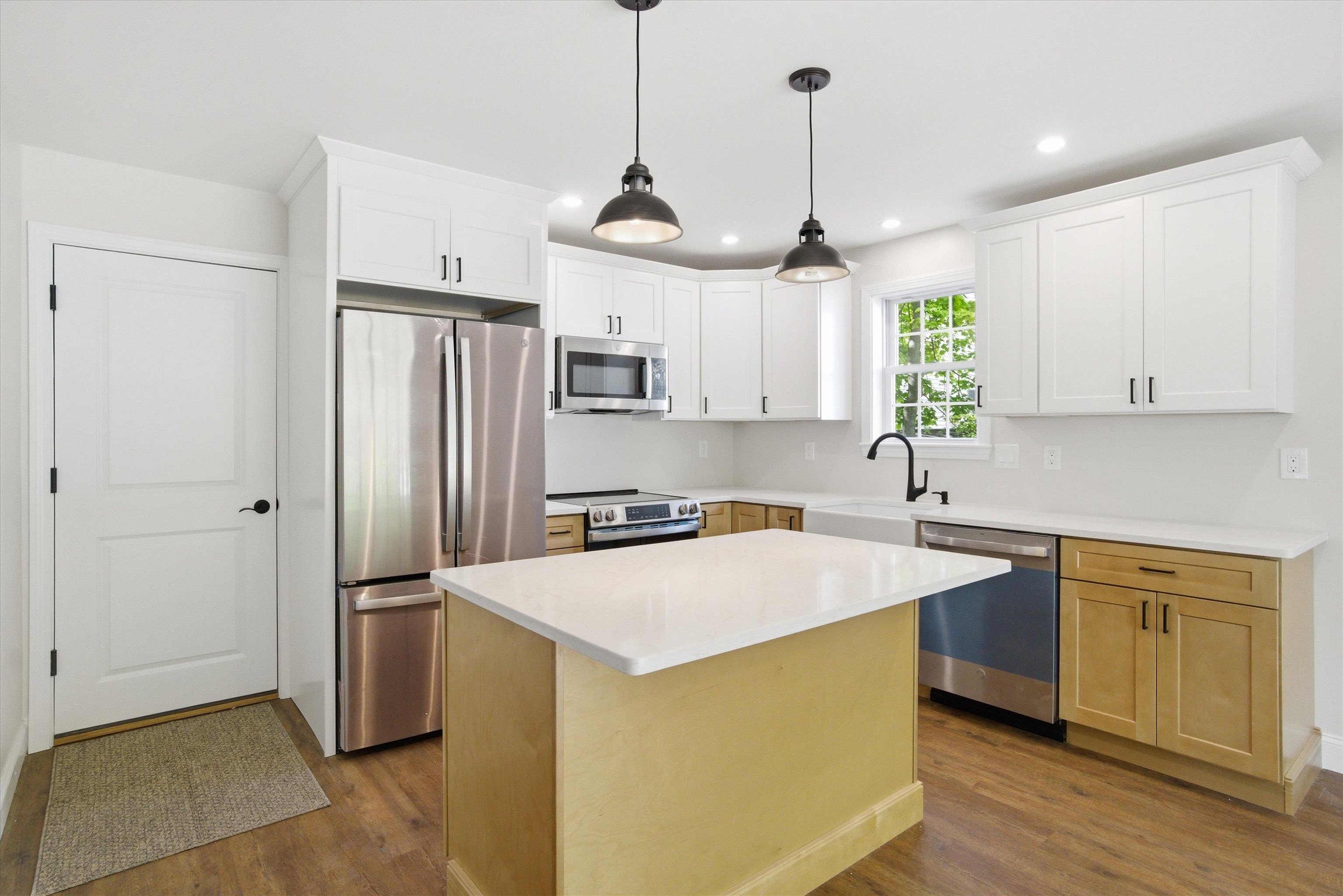 6 Pleasant St, Derry, NH 03038