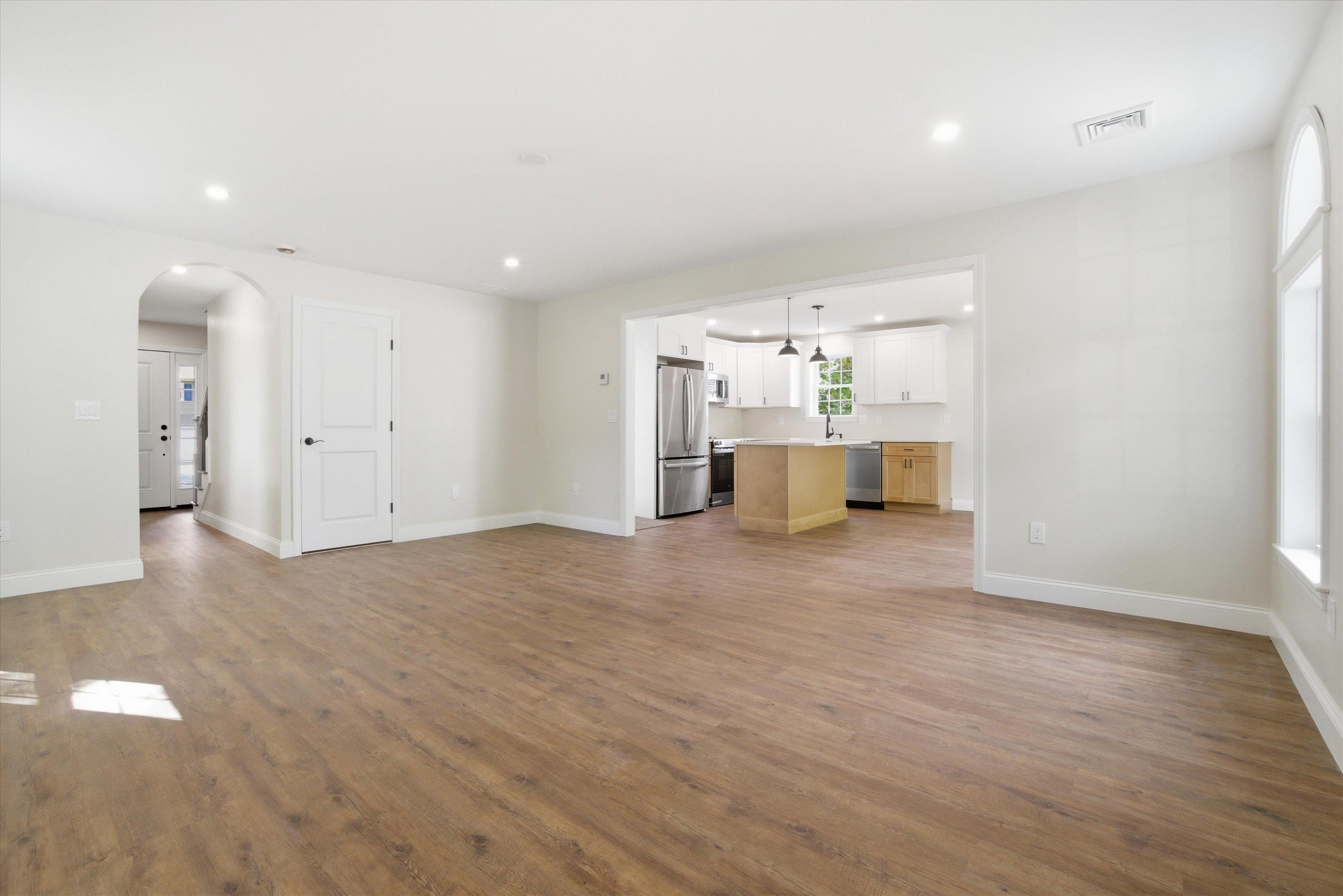 6 Pleasant St, Derry, NH 03038