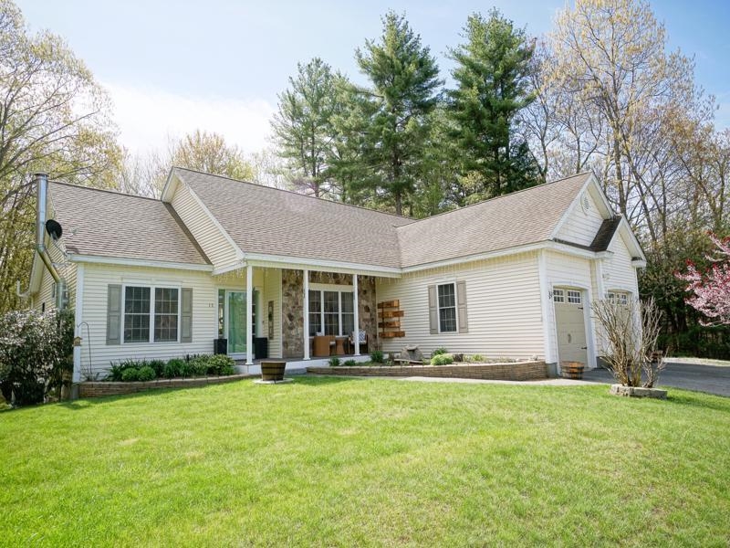 15 Goldfinch Dr, Pelham, NH 03076