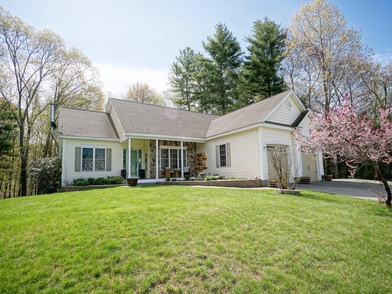 15 Goldfinch Dr, Pelham, NH 03076