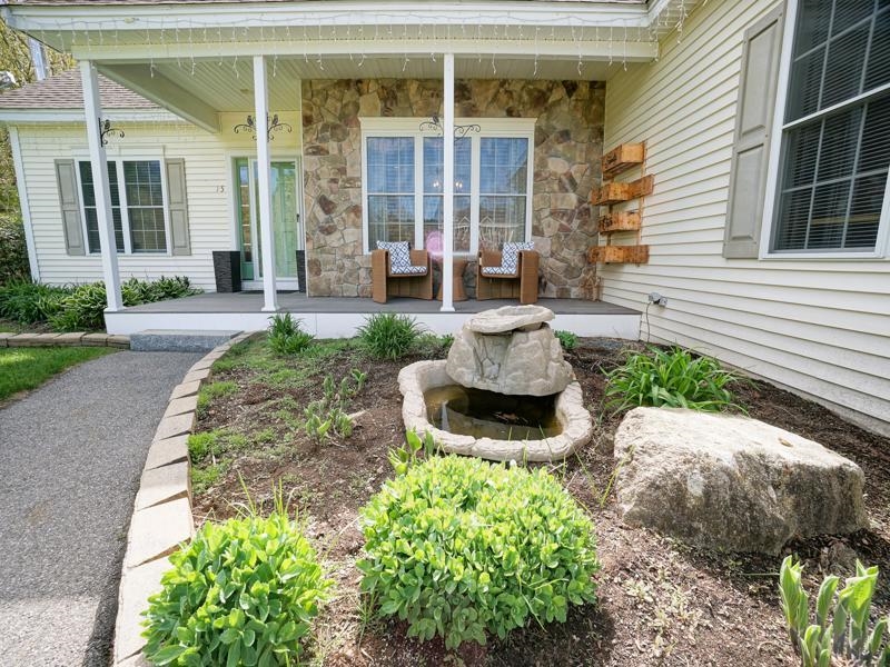 15 Goldfinch Dr, Pelham, NH 03076