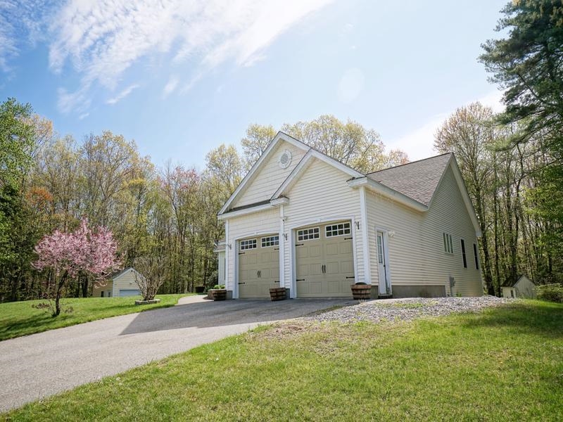 15 Goldfinch Dr, Pelham, NH 03076
