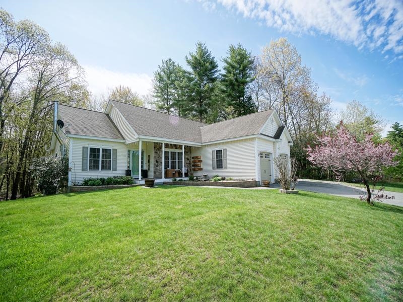 15 Goldfinch Dr, Pelham, NH 03076