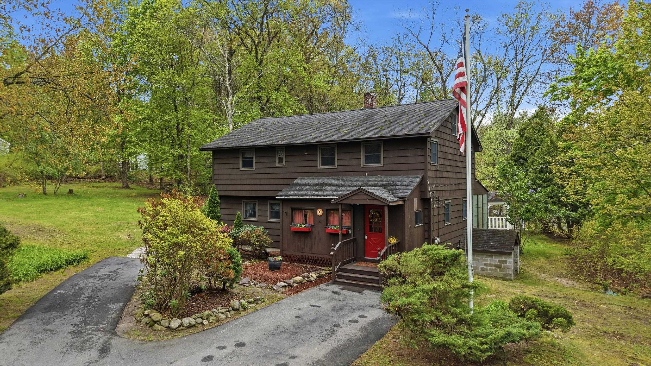 9 Lamb Rd, Nashua, NH 03062