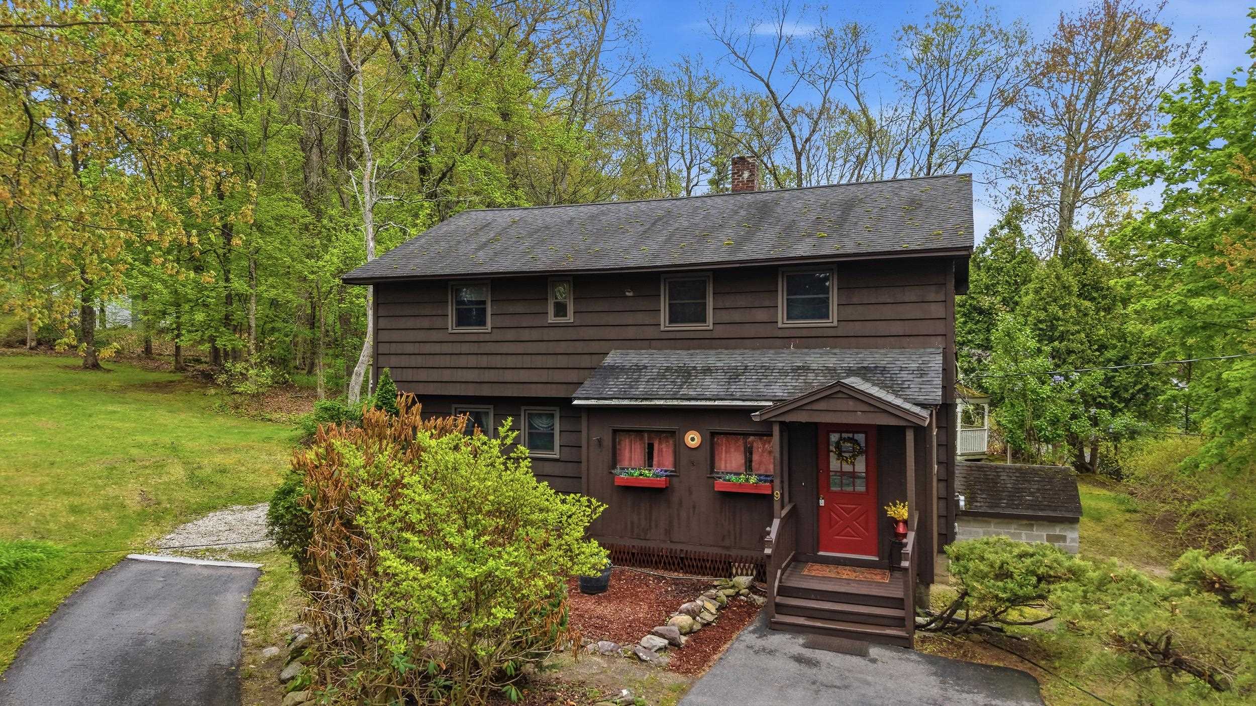 9 Lamb Rd, Nashua, NH 03062