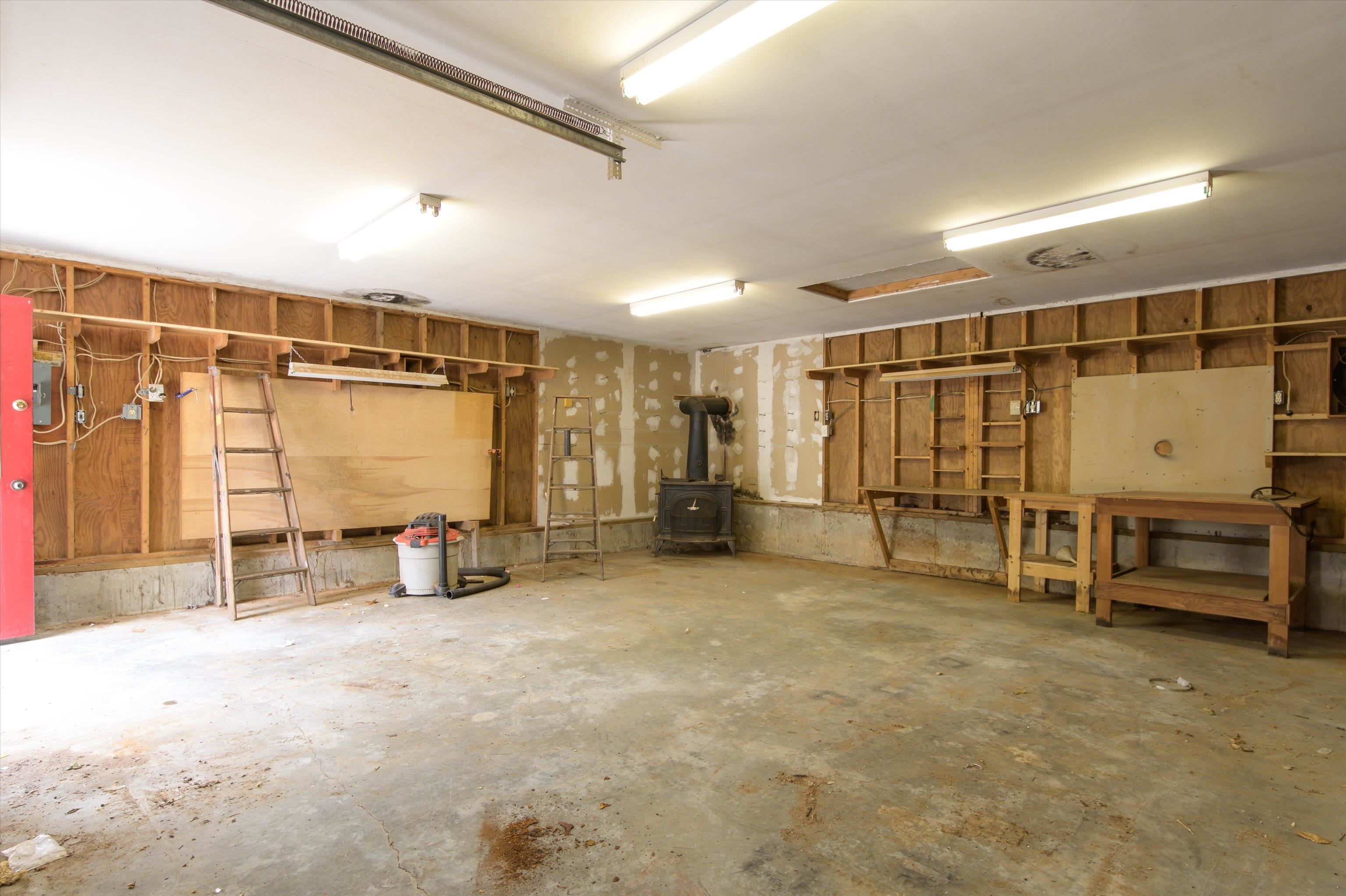 Garage Interior 25249937